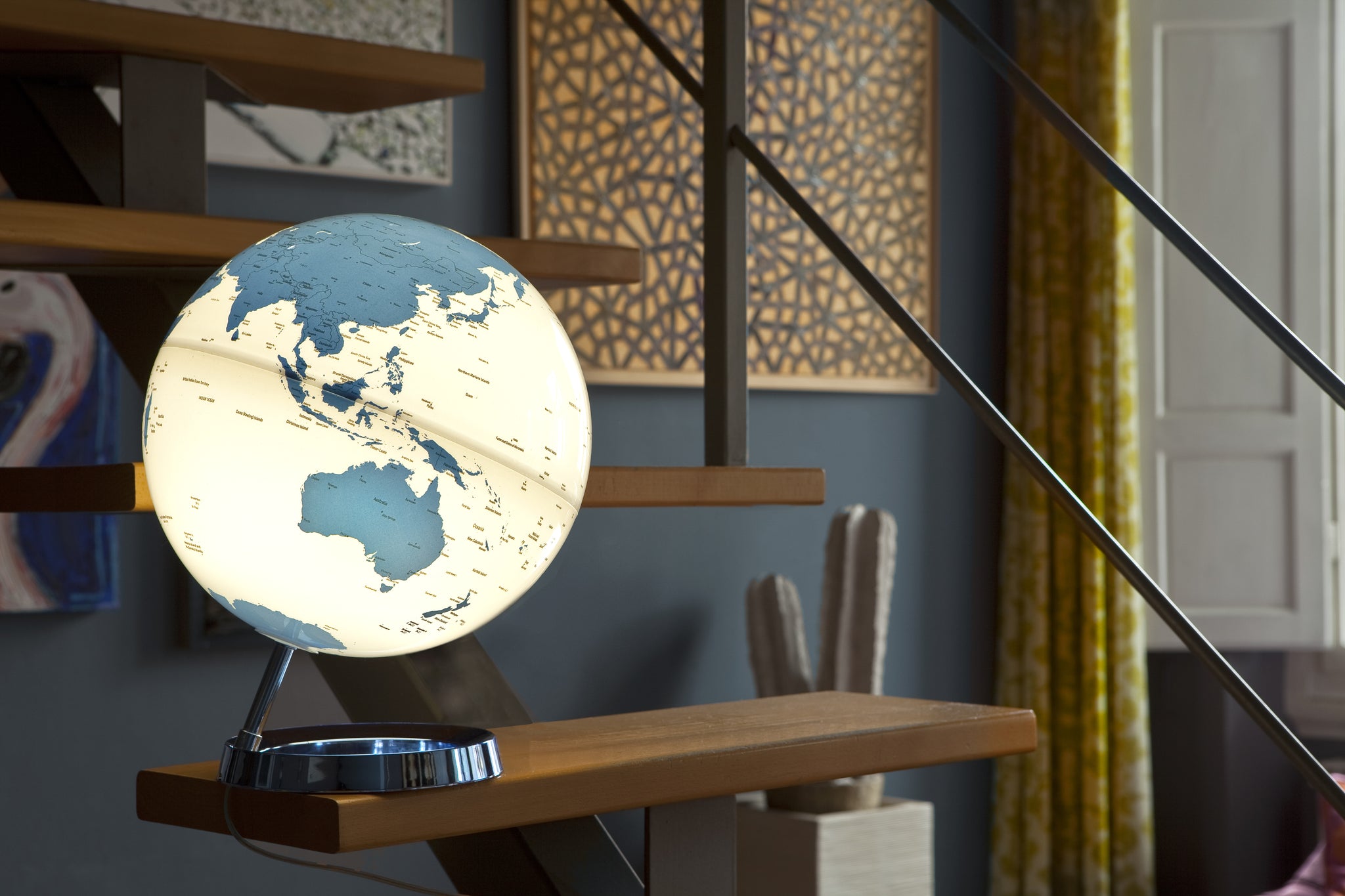 Light&Colour - Mappamondo luminoso di design - Hot Blue - Inglese