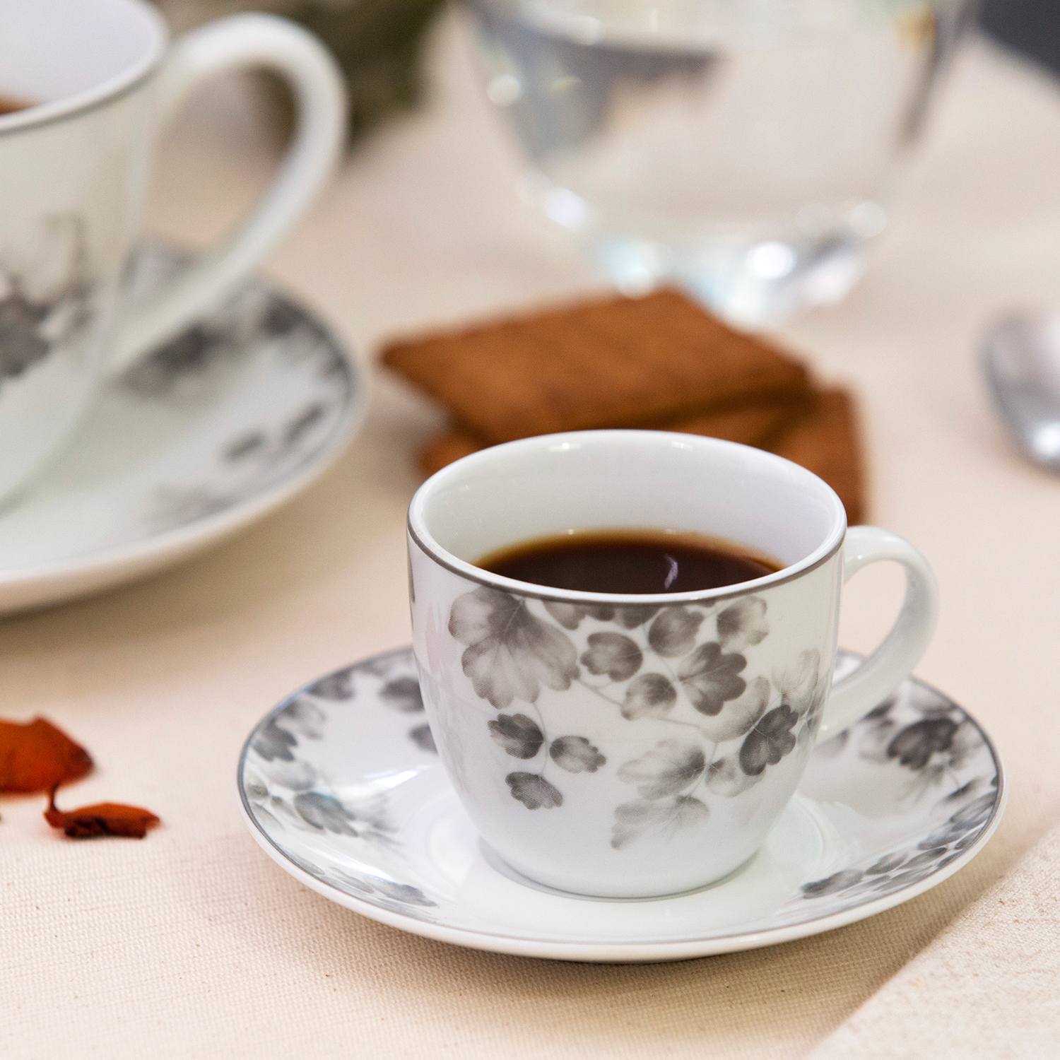 Tazza da colazione con piatto in porcel.set 2 pezzi Foliage grigio 88466