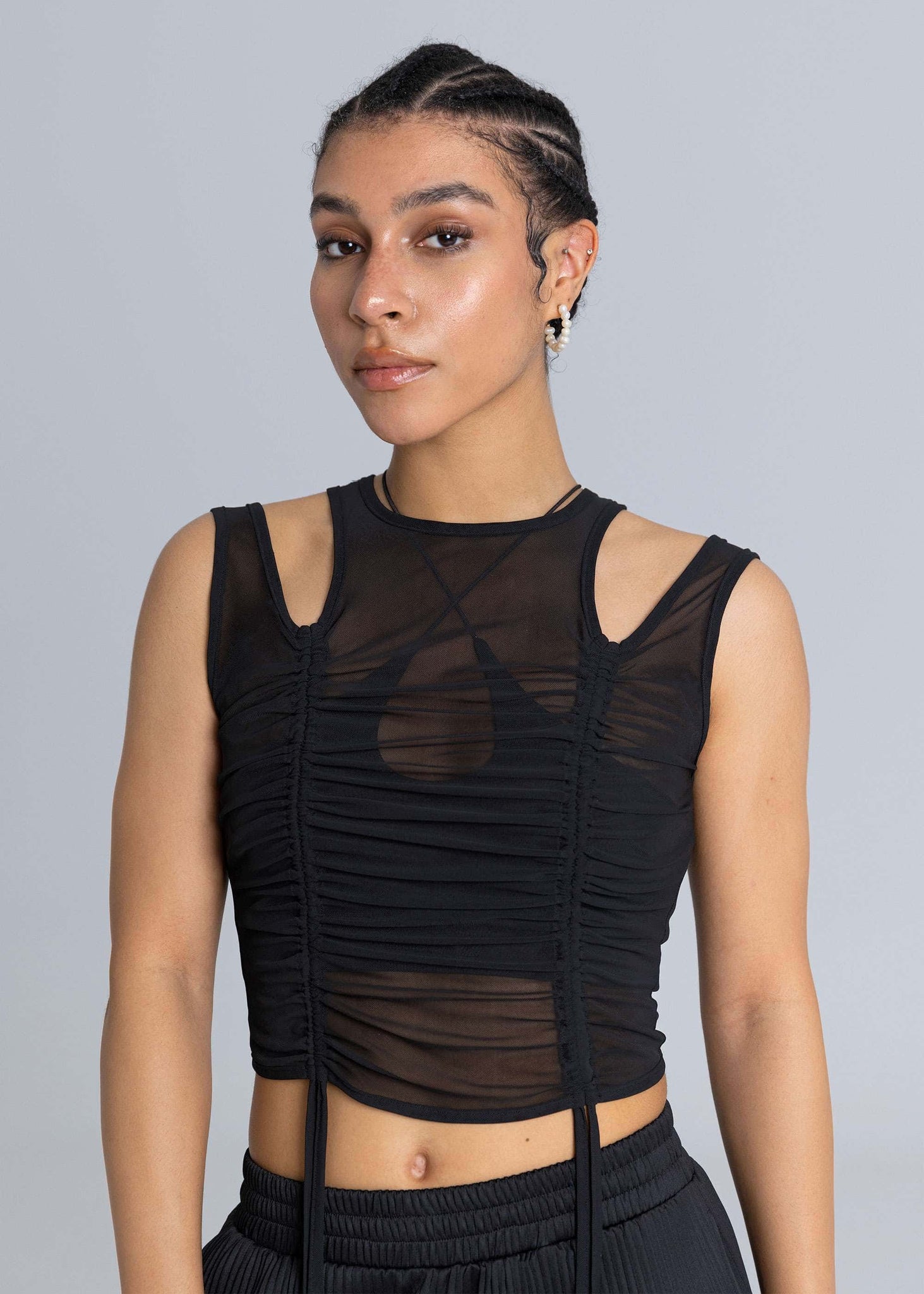 Top con nastro in rete ritagliato - Nero