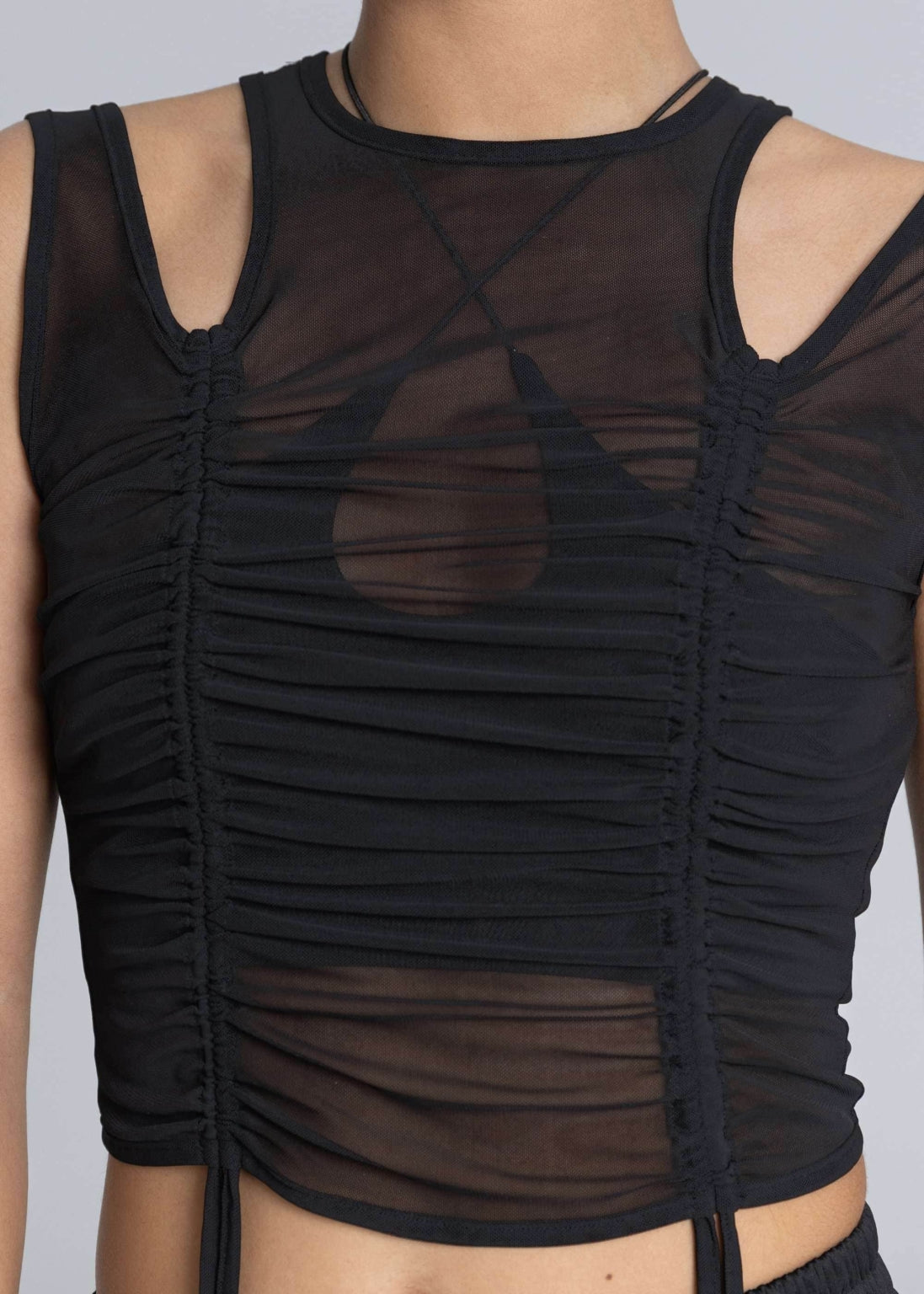 Top con nastro in rete ritagliato - Nero