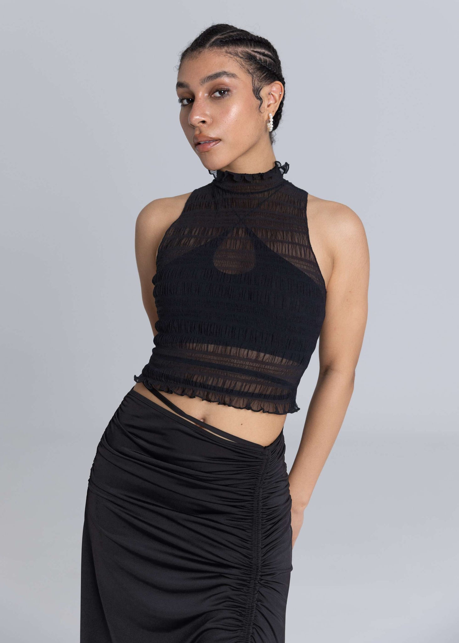 Top con volant trasparente a collo alto - Nero