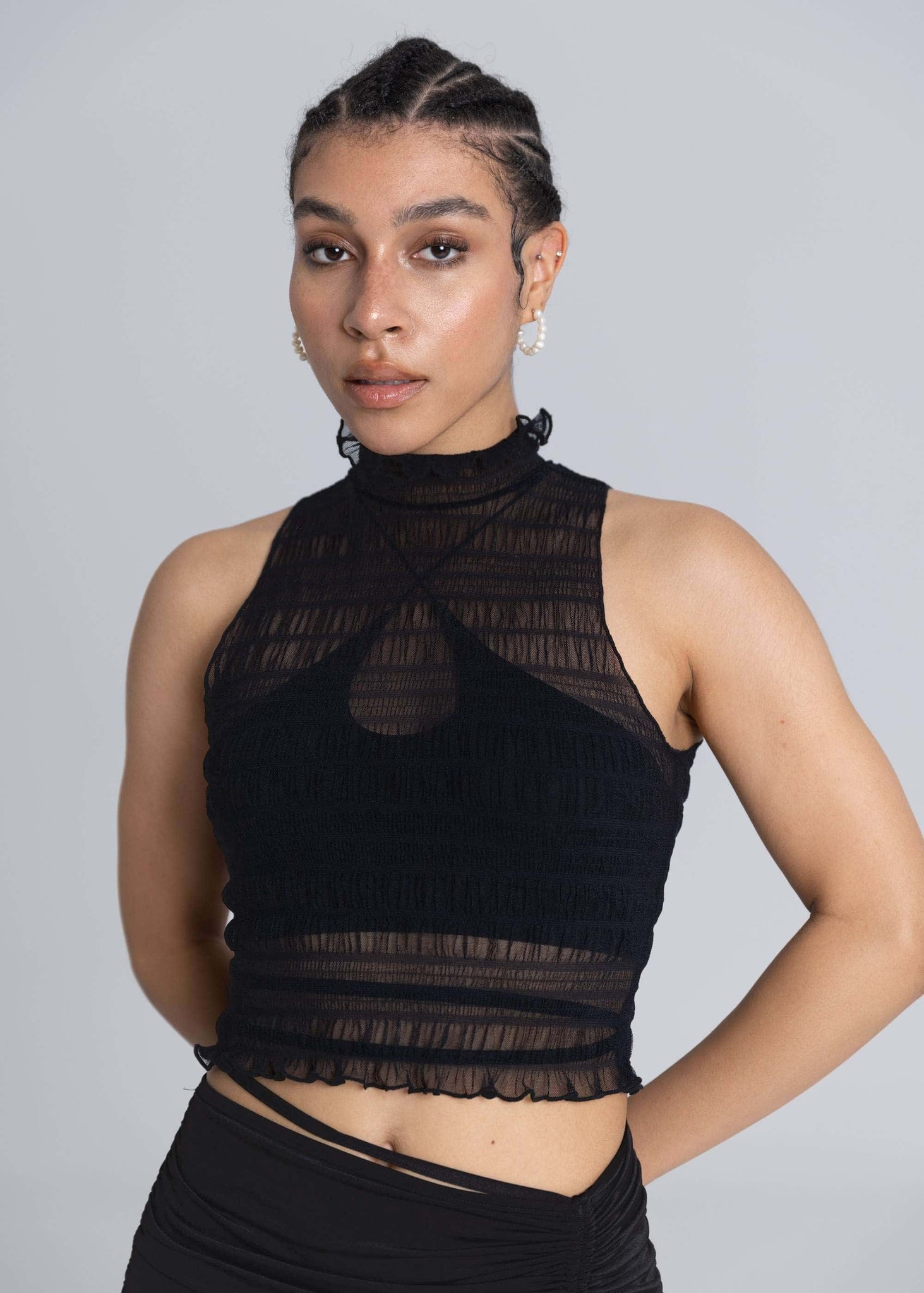 Top con volant trasparente a collo alto - Nero