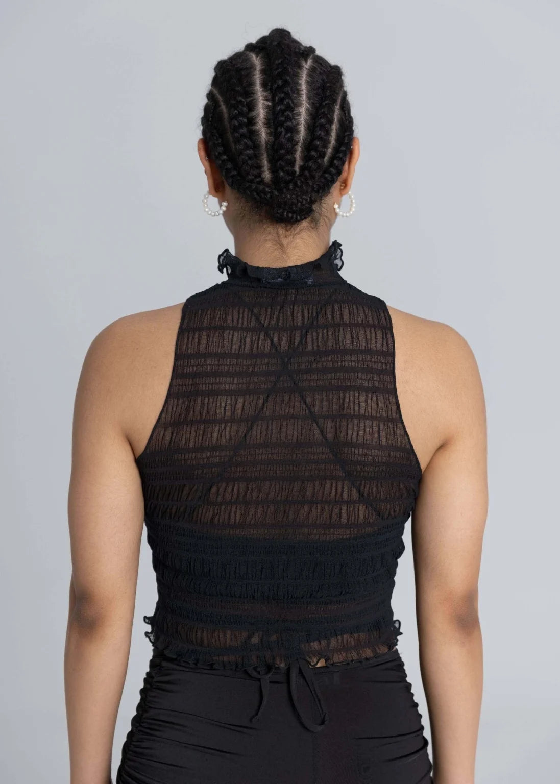 Top con volant trasparente a collo alto - Nero