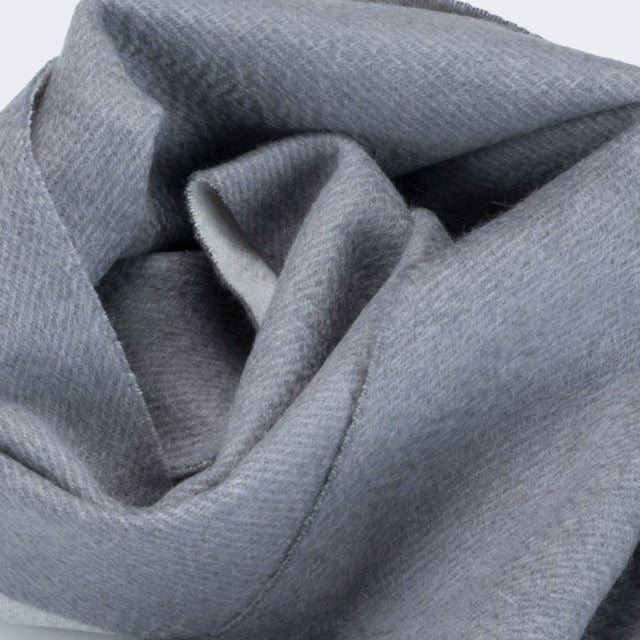 Sciarpa "Biella Frange" colore acciaio