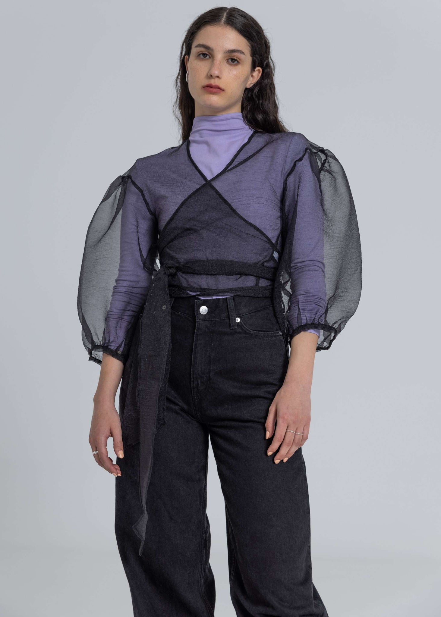 Top avvolgente con maniche voluminose in organza - Nero