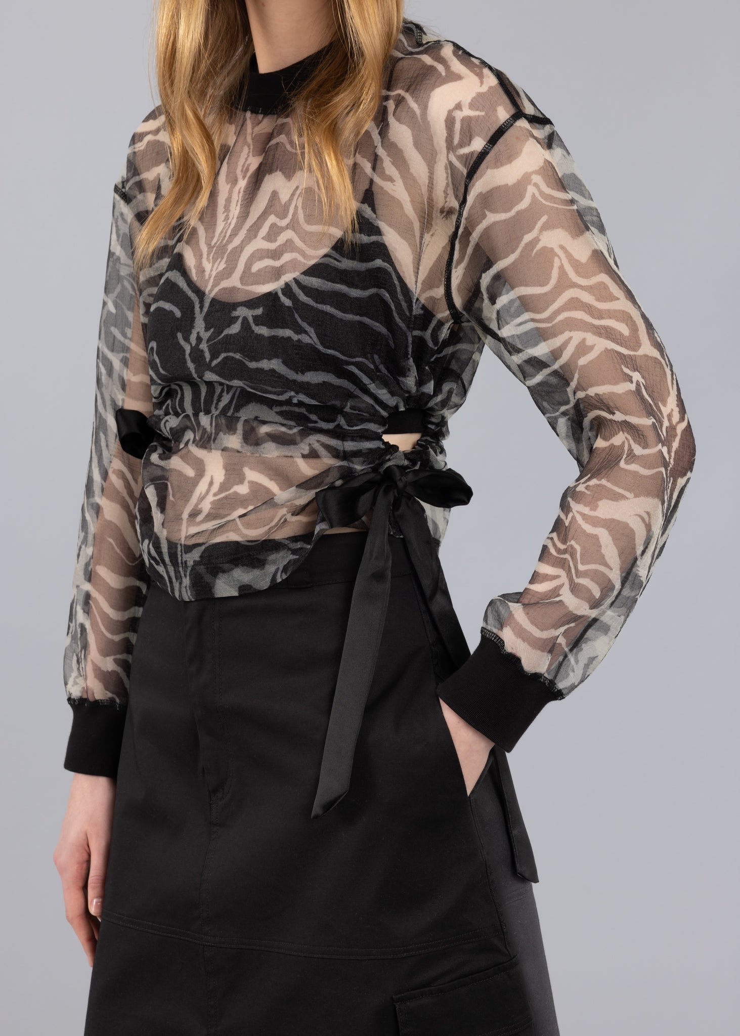 Maglione in organza con stampa animalier e ritagli - Stampa animale nera