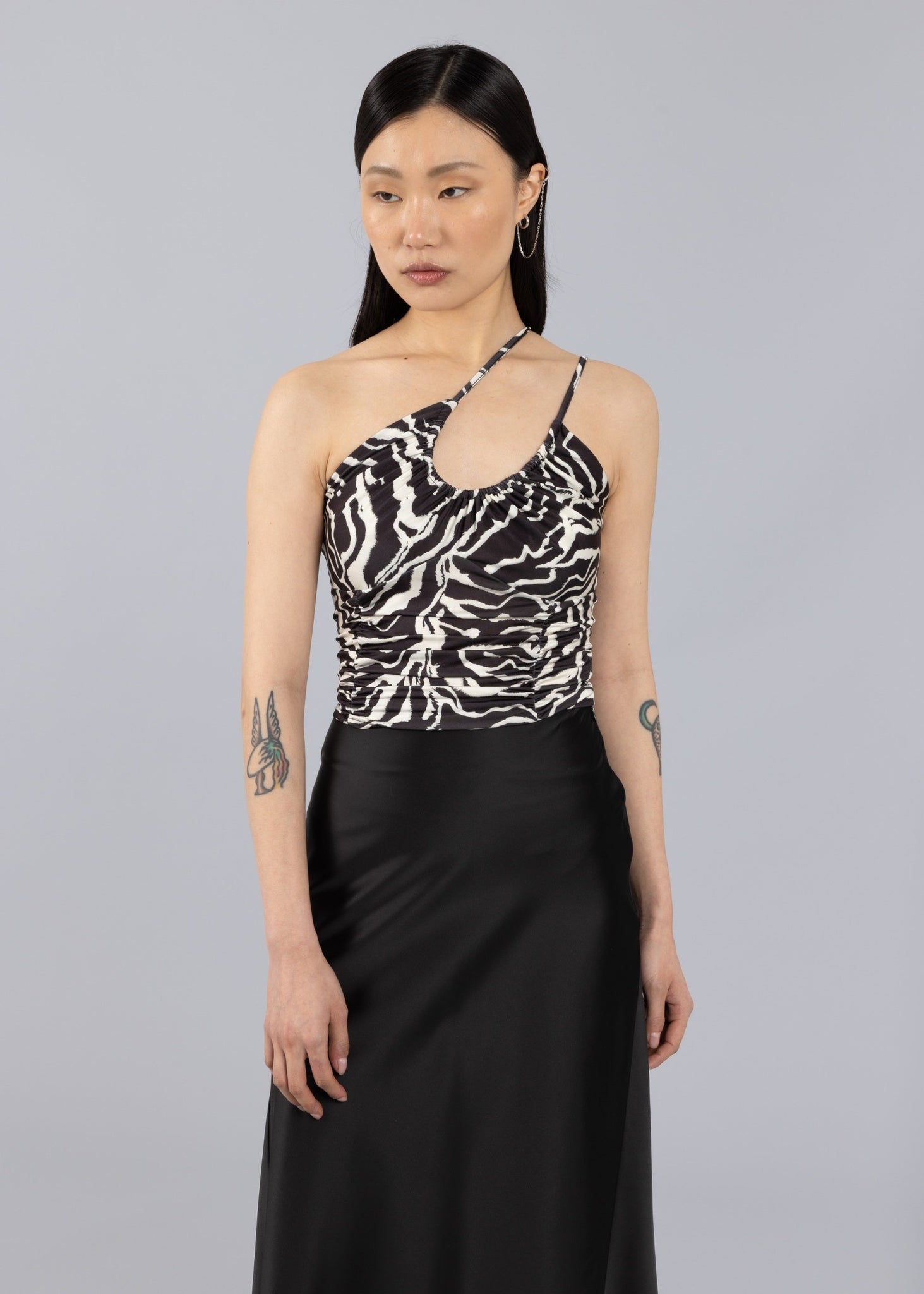 Top asimmetrico arricciato con stampa animalier - Stampa animale nera