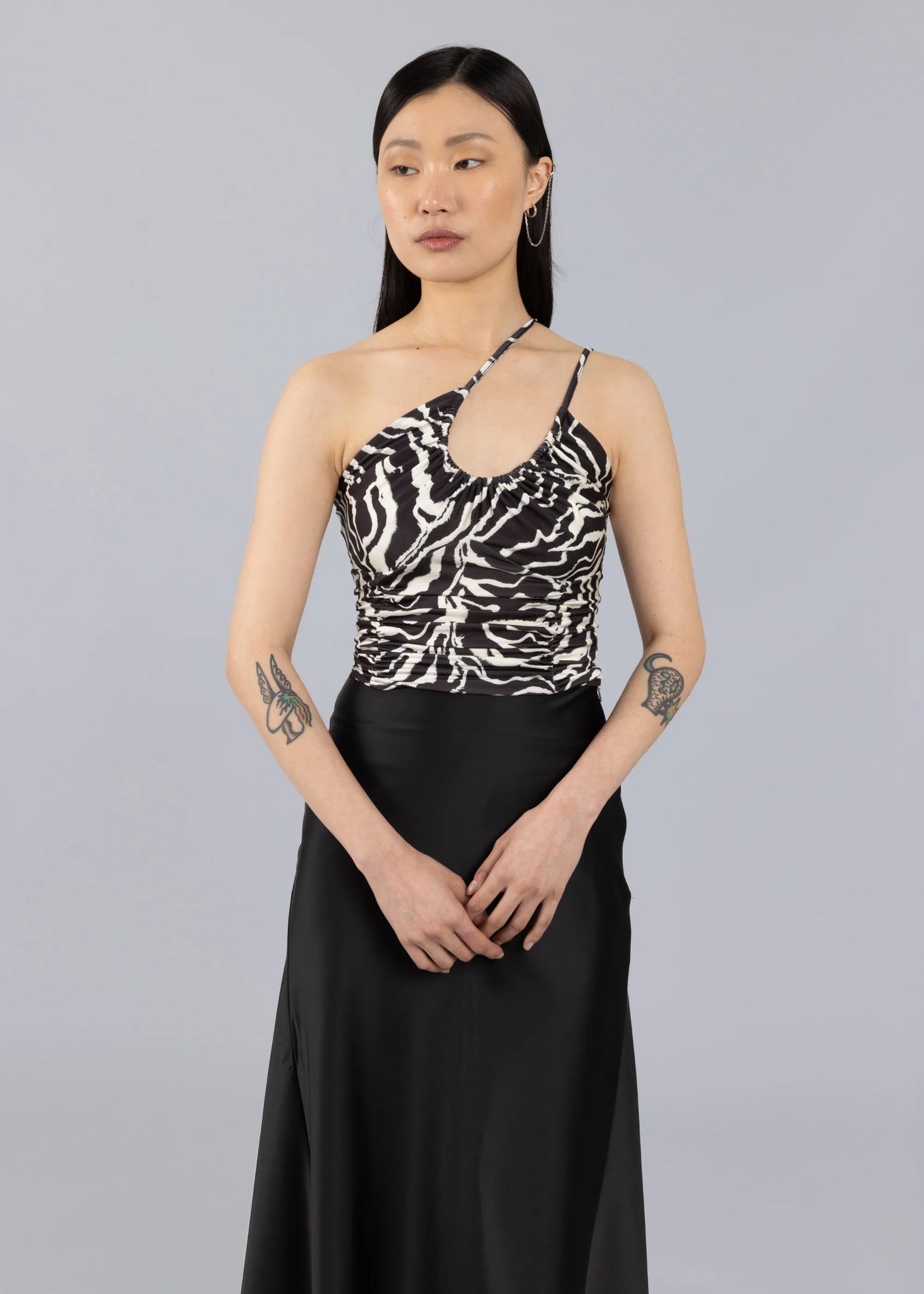 Top asimmetrico arricciato con stampa animalier - Nero con stampa animalier