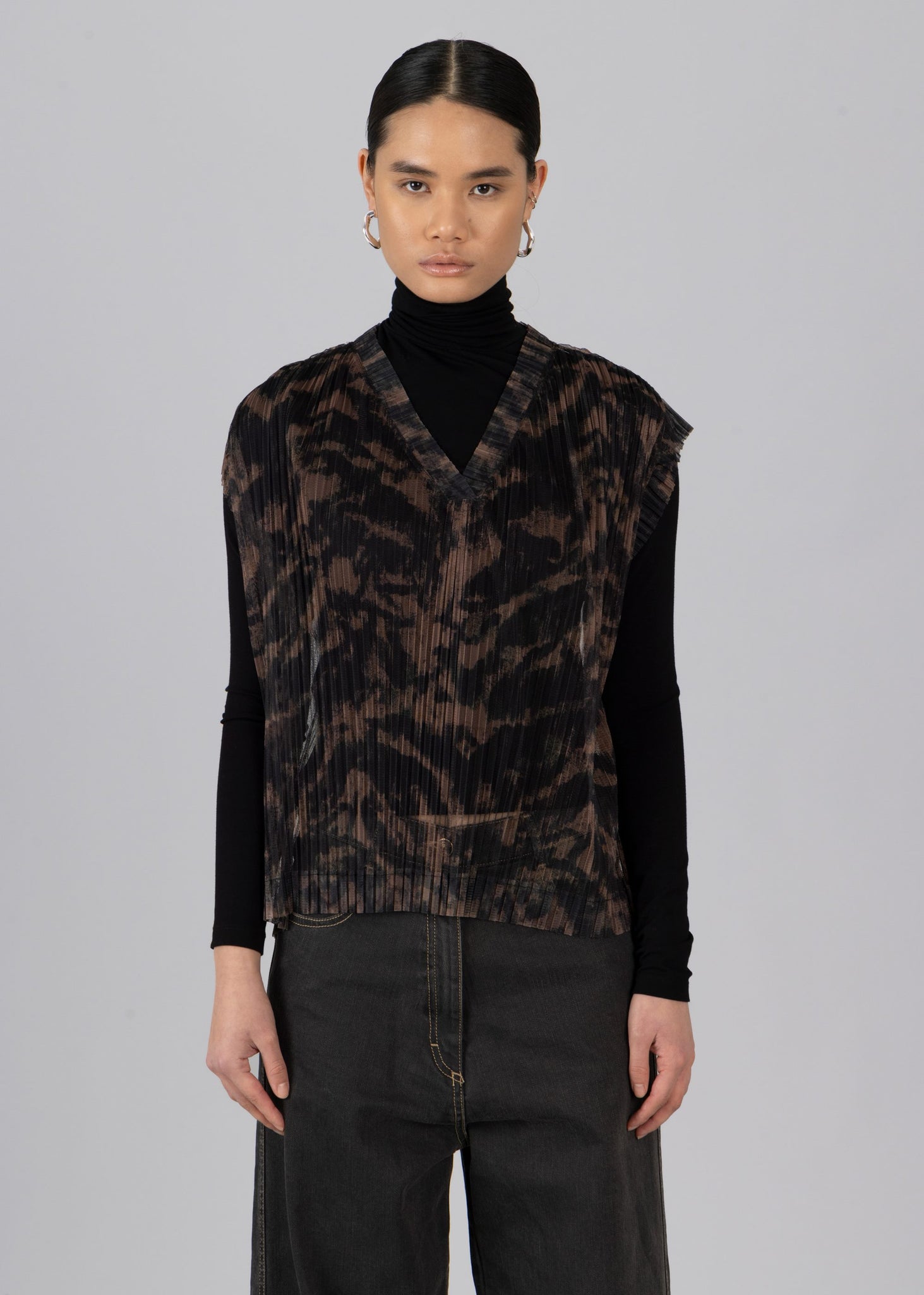 Gilet trasparente con scollo a V e pieghe - Stampa Foresta Marrone
