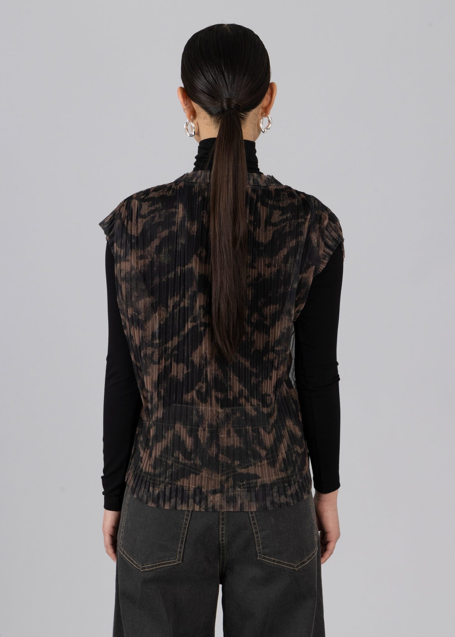 Gilet trasparente con scollo a V e pieghe - Stampa Foresta Marrone