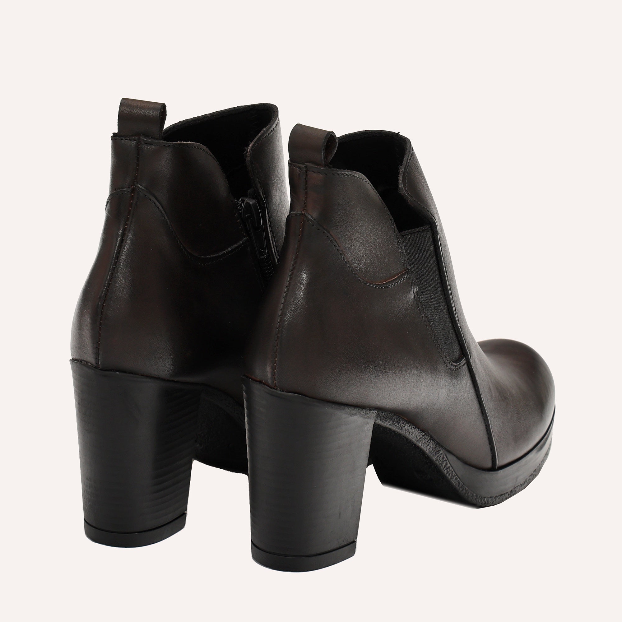 Stivaletto in vera pelle con tacco e fascia elastica Testa di moro