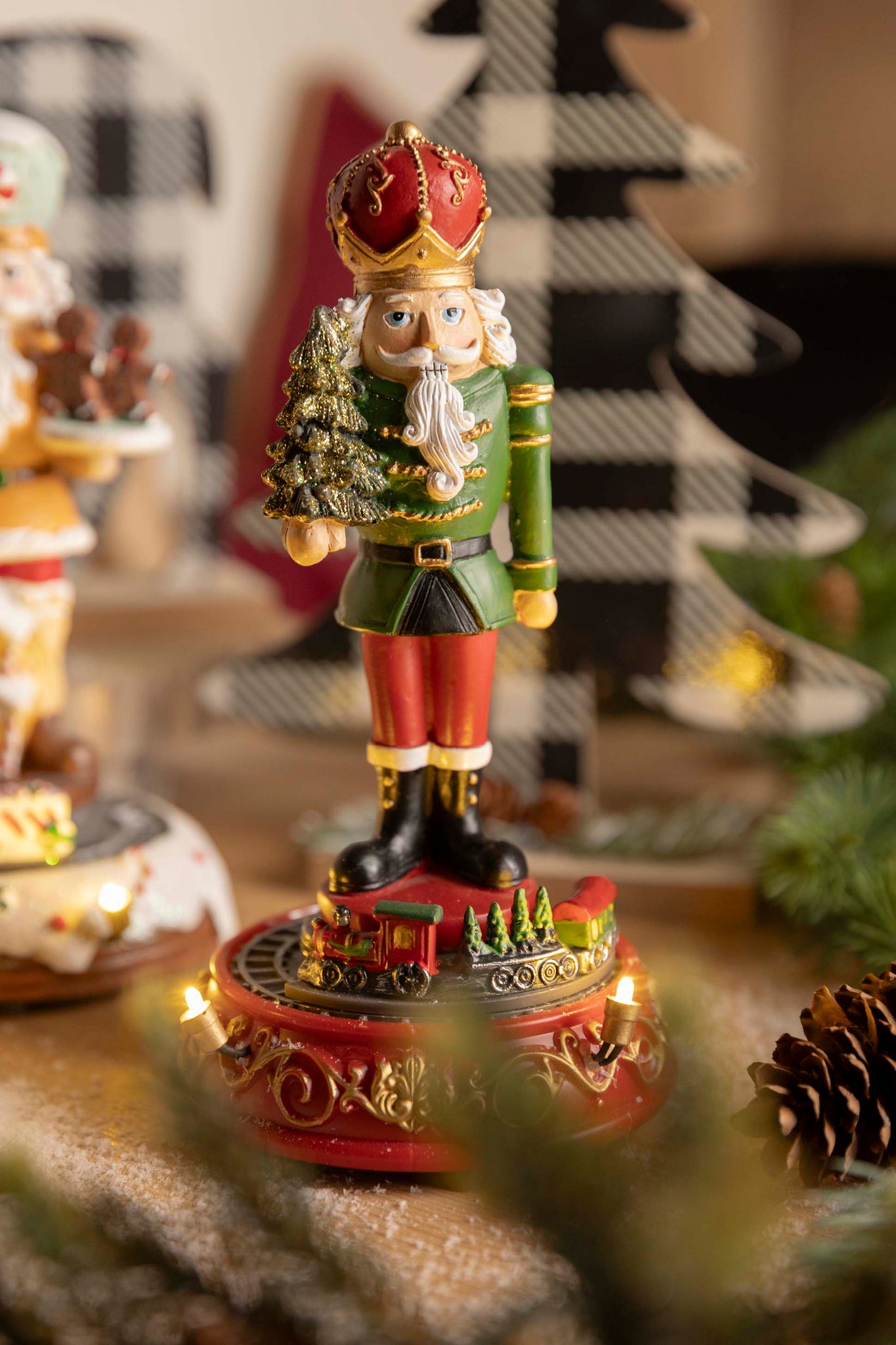 Carillon - Nutcracker in poliresina con treno in mov., LED e musica •