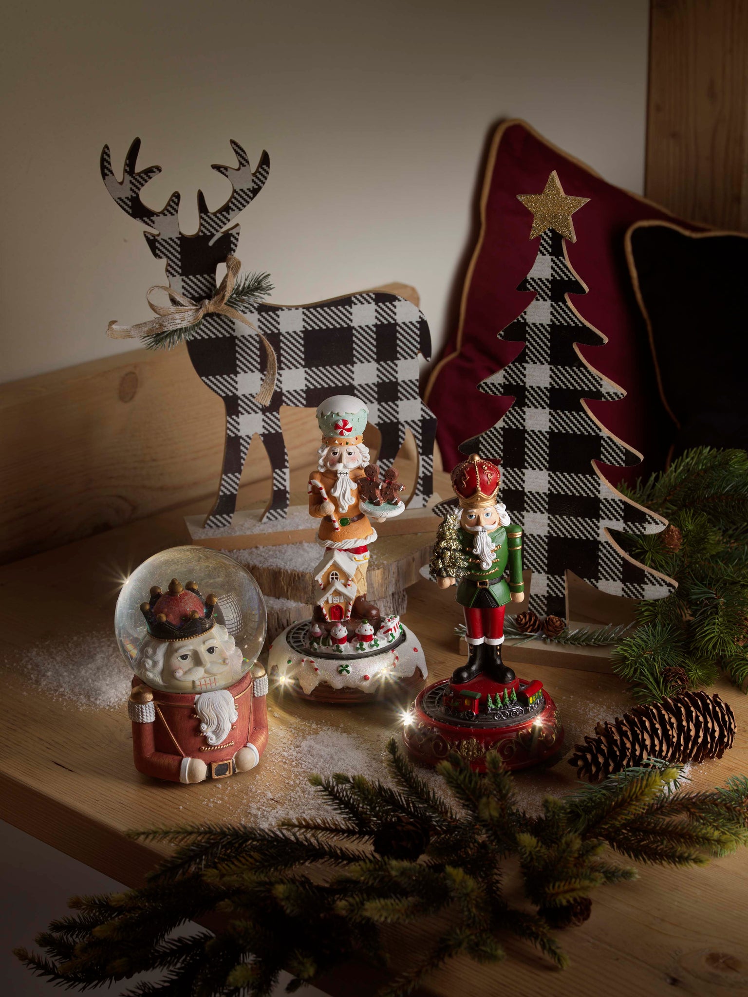 Carillon - Nutcracker in poliresina con treno in mov., LED e musica •