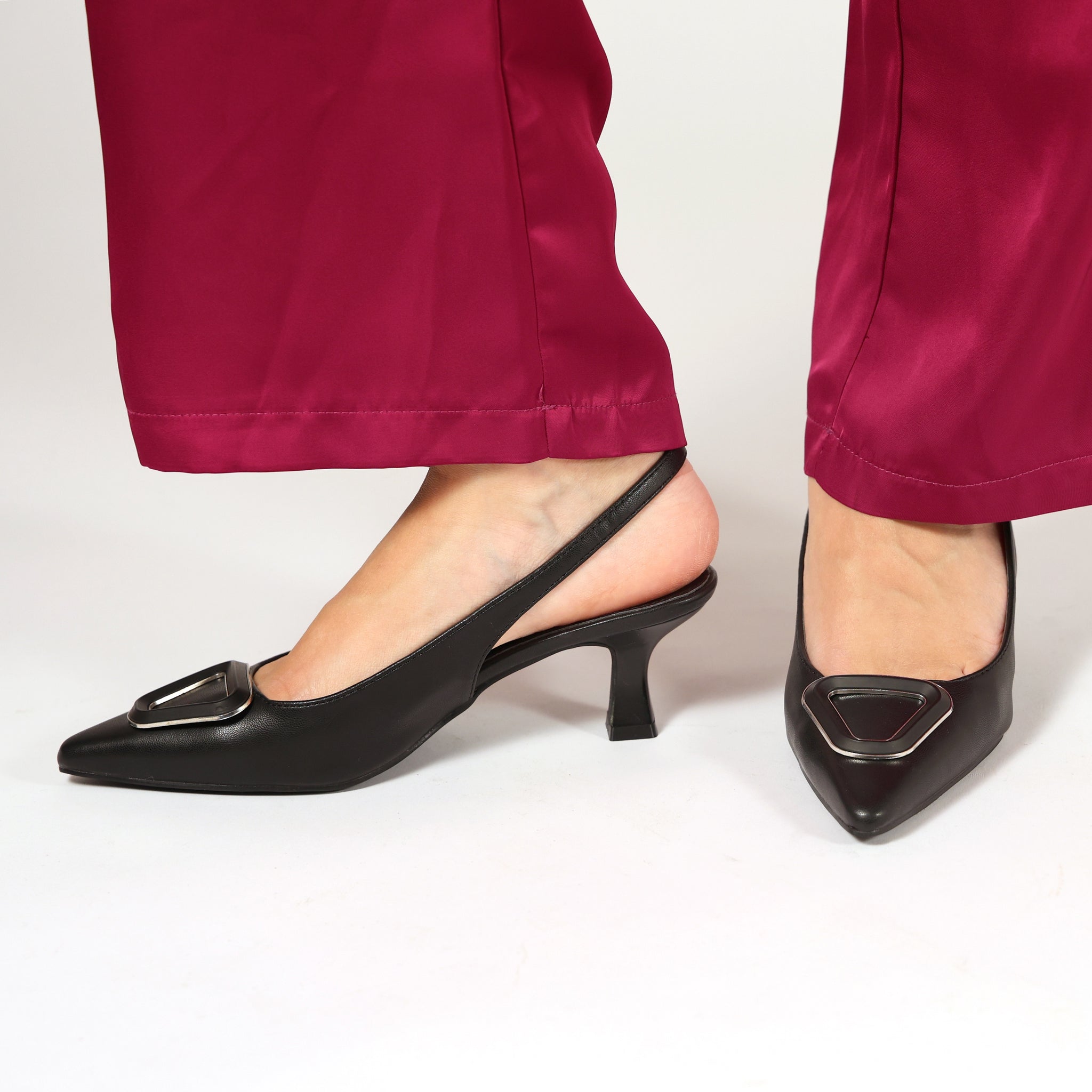 Dècolletè slingback con tacco basso a rocchetto e dettaglio sulla punta Nero