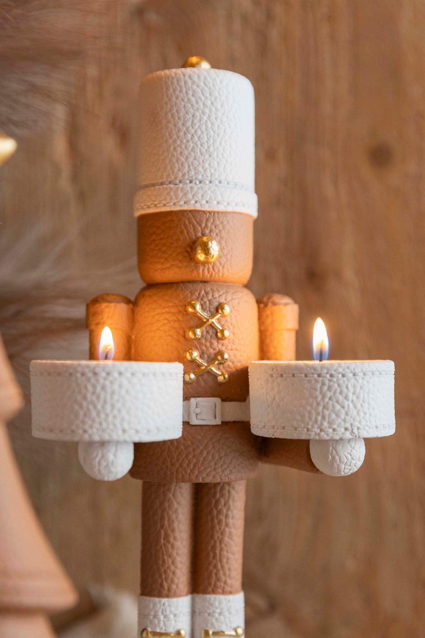 Noel En Cuir - Nutcracker in poliresina porta tealight con finitura effetto pelle