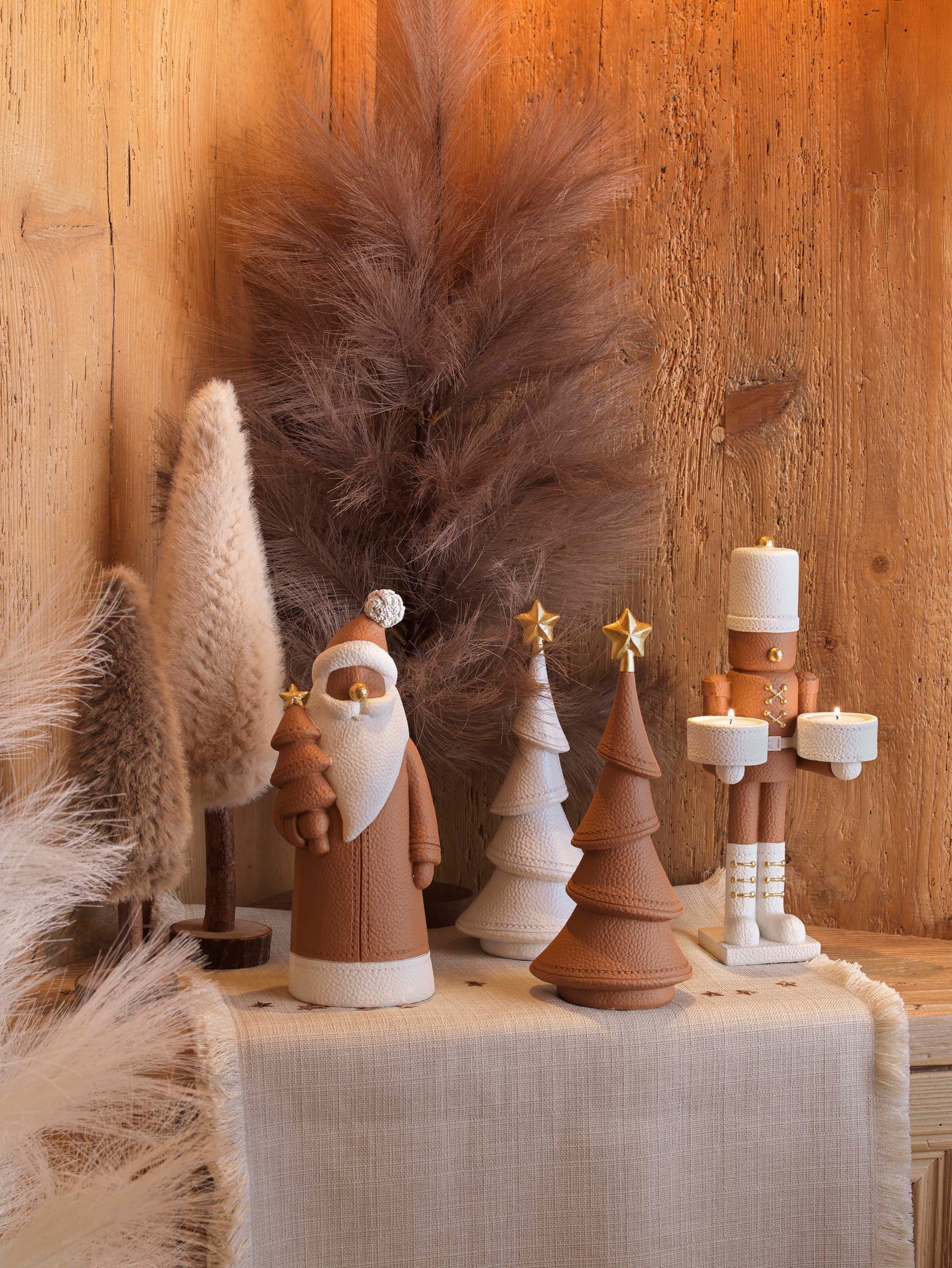 Noel En Cuir - Nutcracker in poliresina porta tealight con finitura effetto pelle