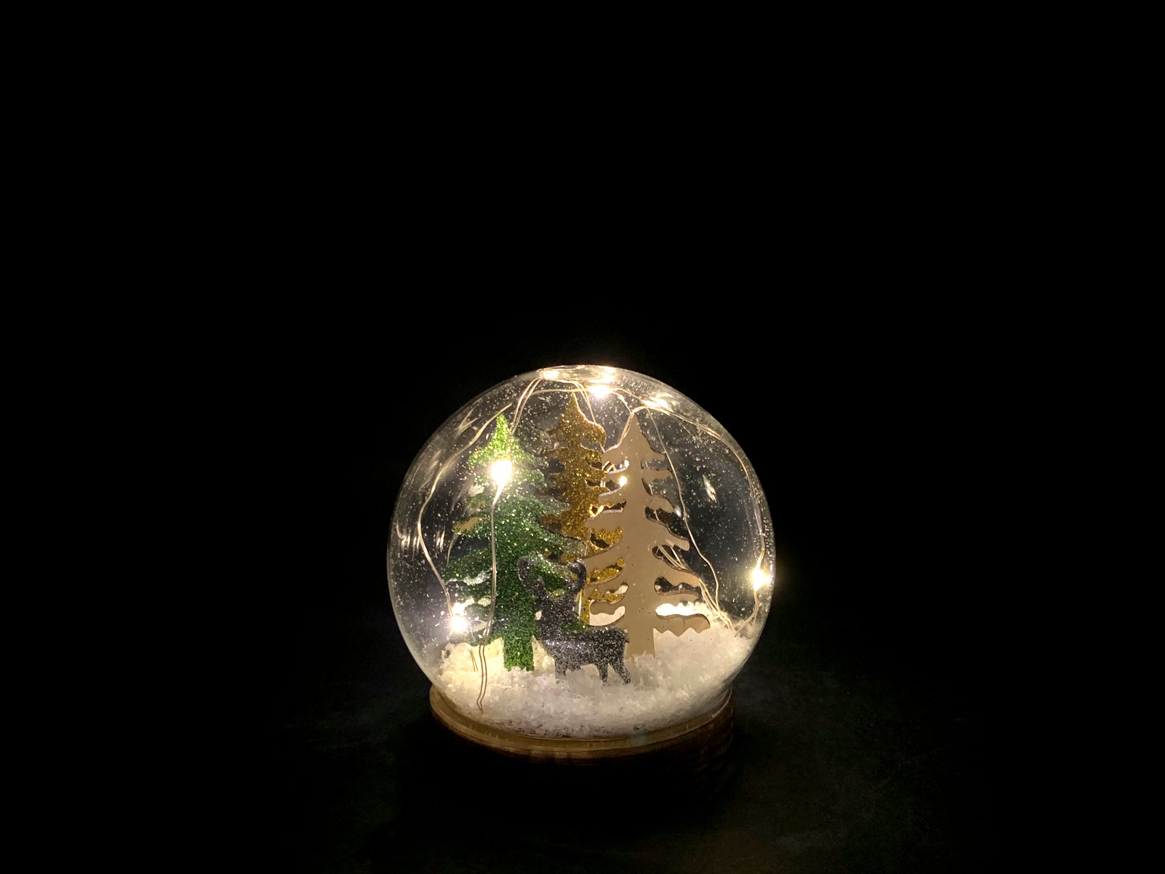 Sfera in vetro Natale con led su base legno h 10,5