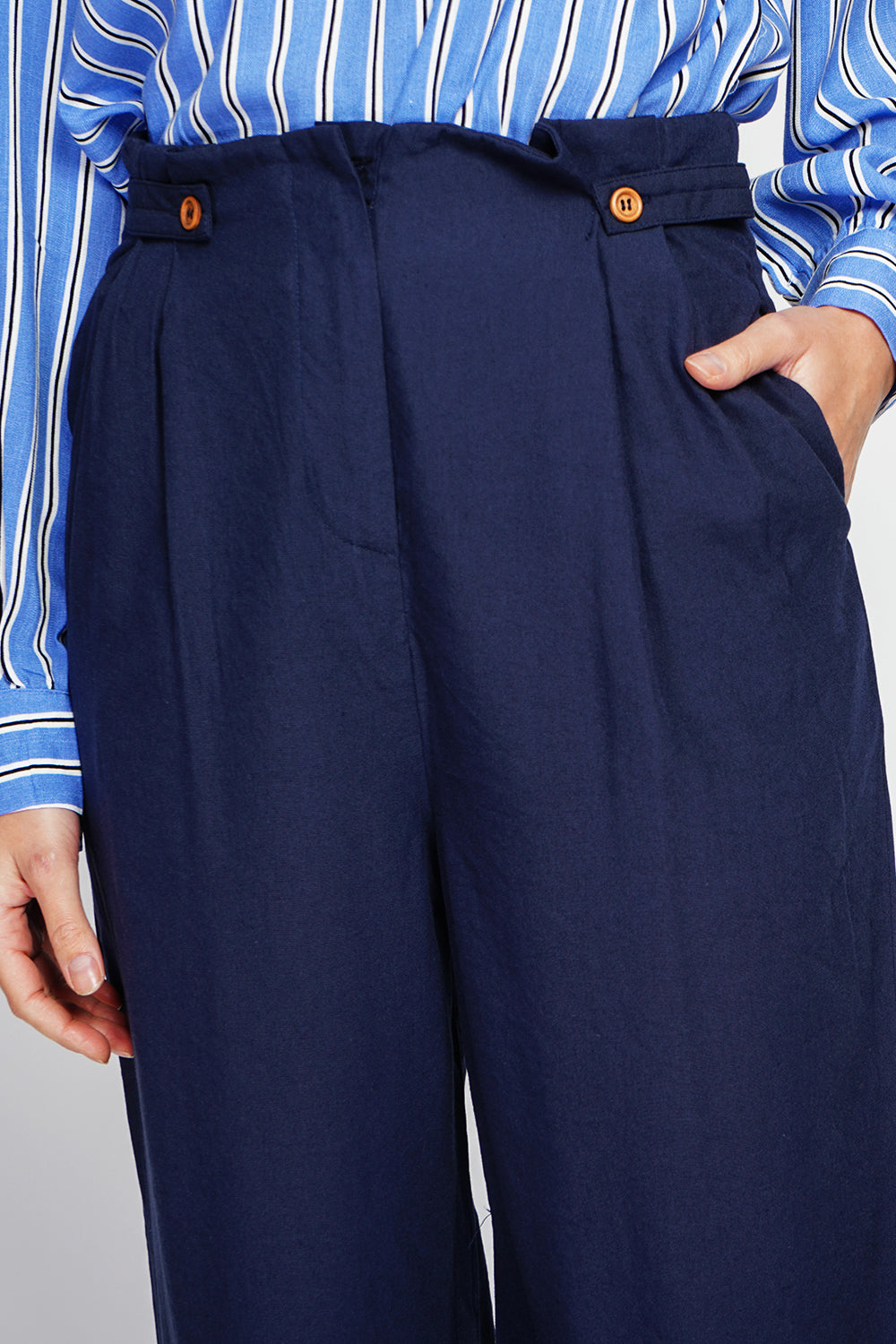 Pantaloni a vita alta con taglio ampio e chiusura laterale con zip marine - Assuili