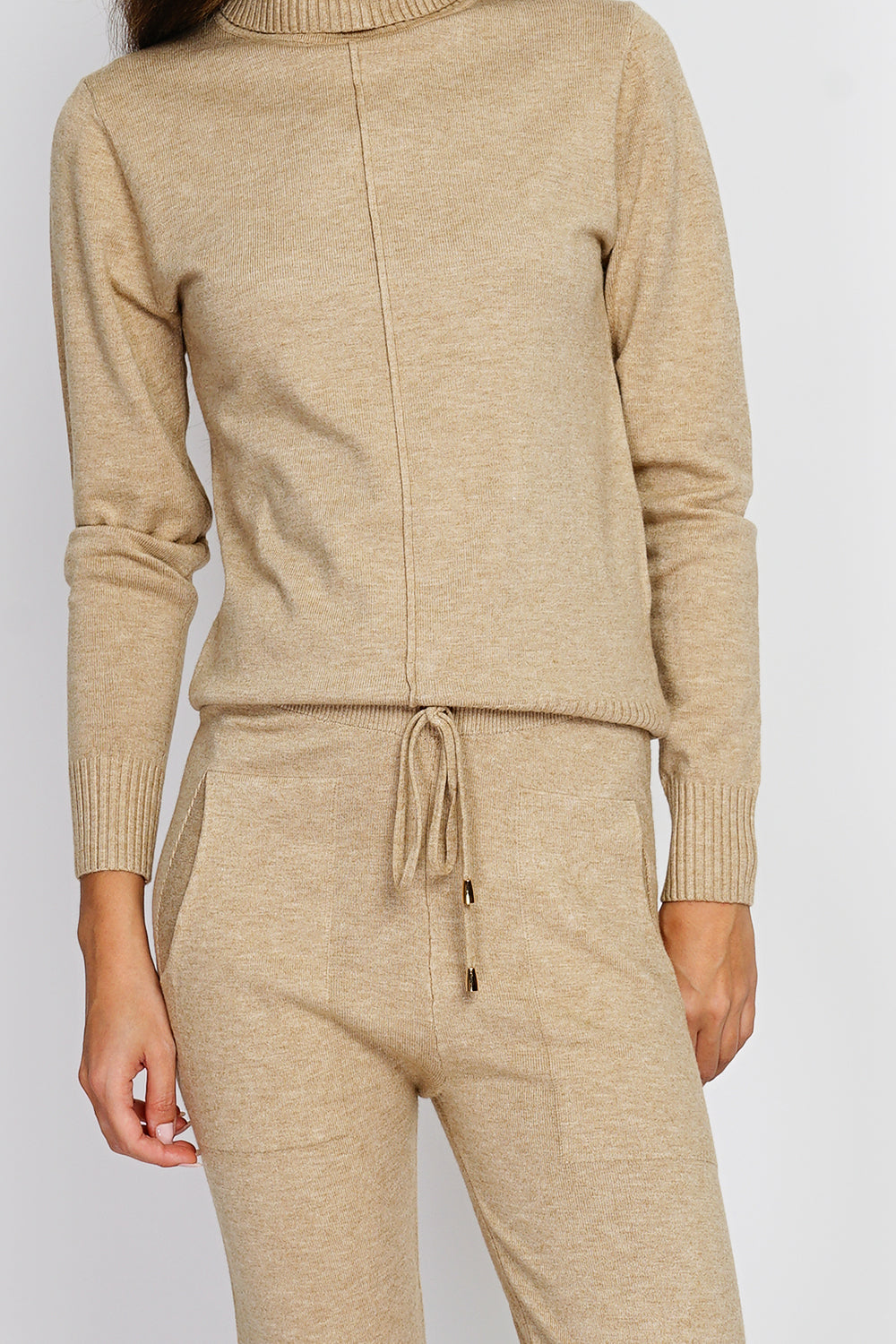Completo composto da maglione a collo alto e pantaloni con coulisse, tasche anteriori a 3 strati Cammello