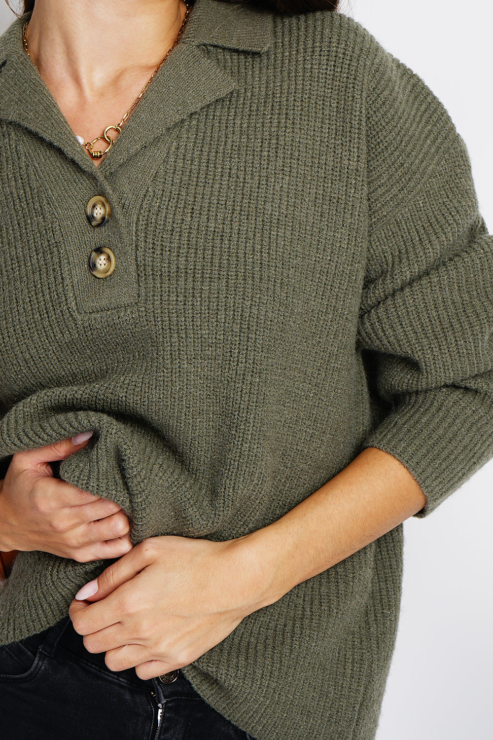 Maglione lavorato a maglia con ampio collo polo e bottoni fantasia con maniche lunghe Cachi