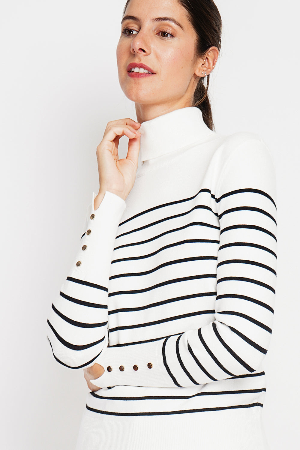 Maglione a collo alto a righe con abbottonatura sulle maniche, lunghezza Naturale