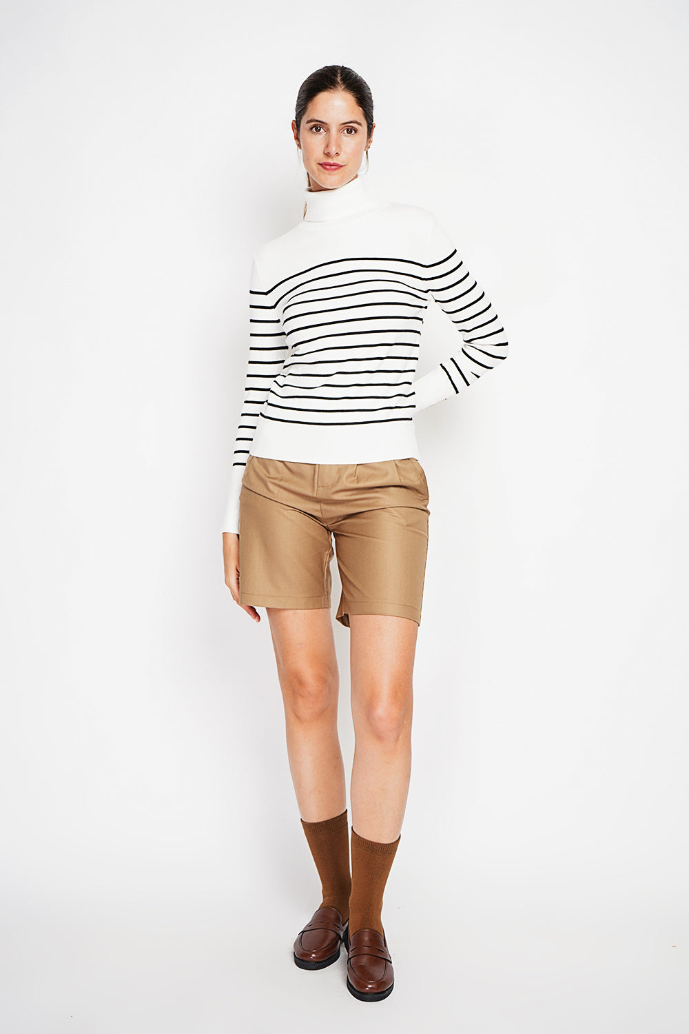 Maglione a collo alto a righe con abbottonatura sulle maniche, lunghezza Naturale