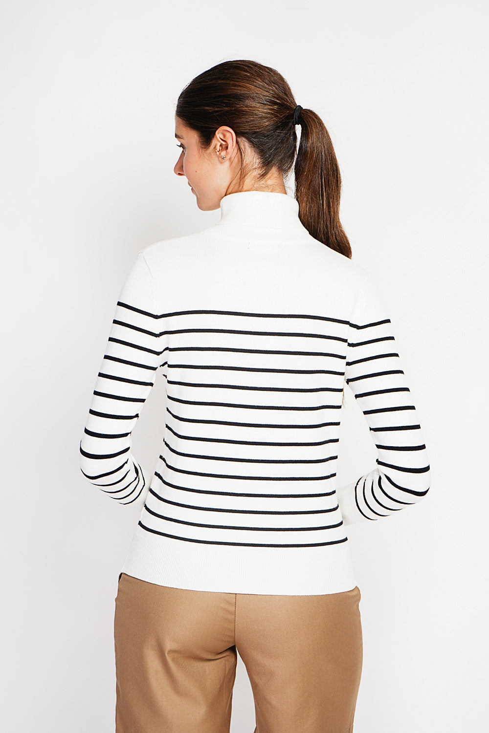 Maglione a collo alto a righe con abbottonatura sulle maniche, lunghezza Naturale
