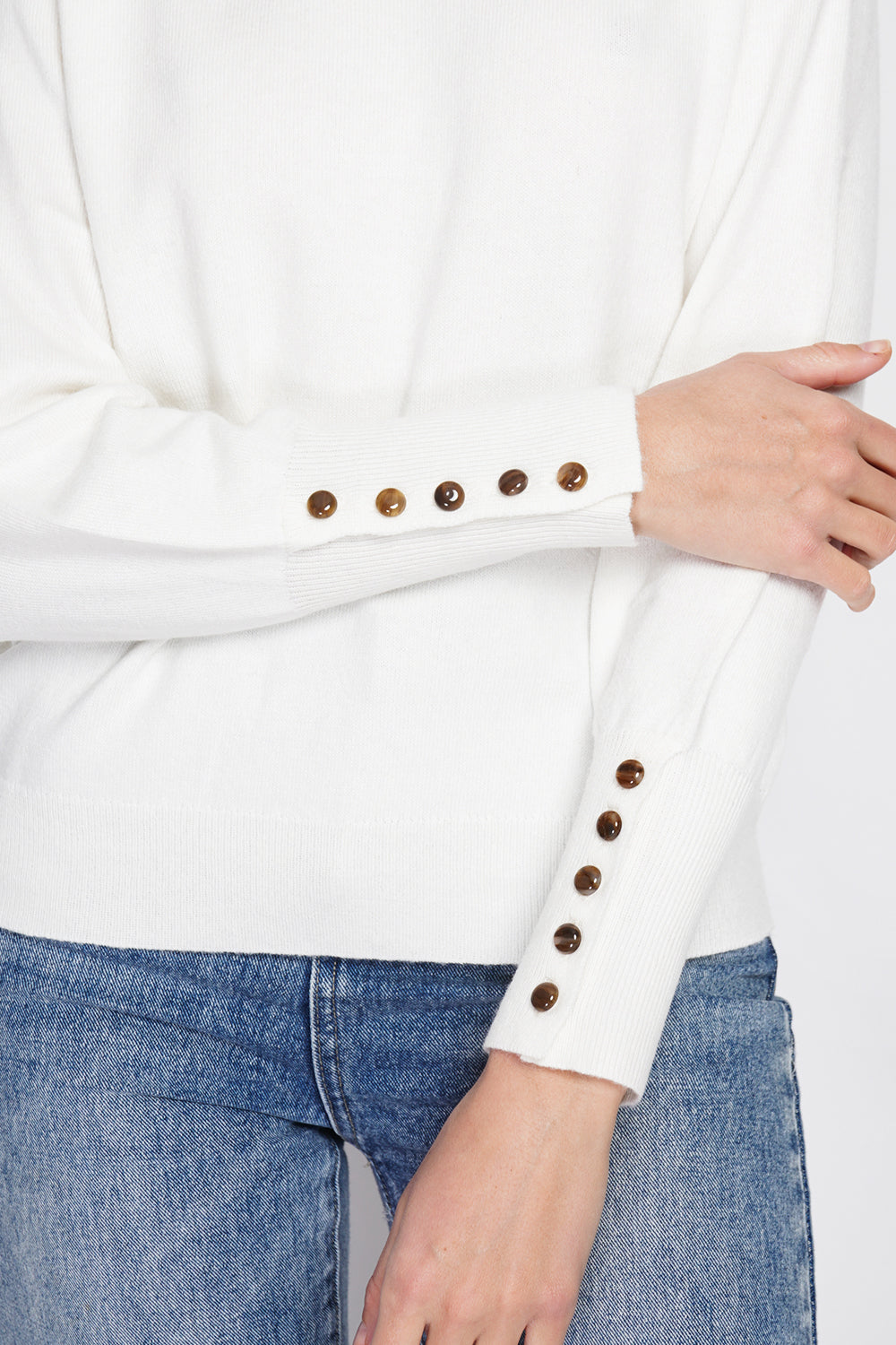 Maglione ampio con scollo rotondo e maniche lunghe leggermente a sbuffo con abbottonatura sul fondo della manica Naturale