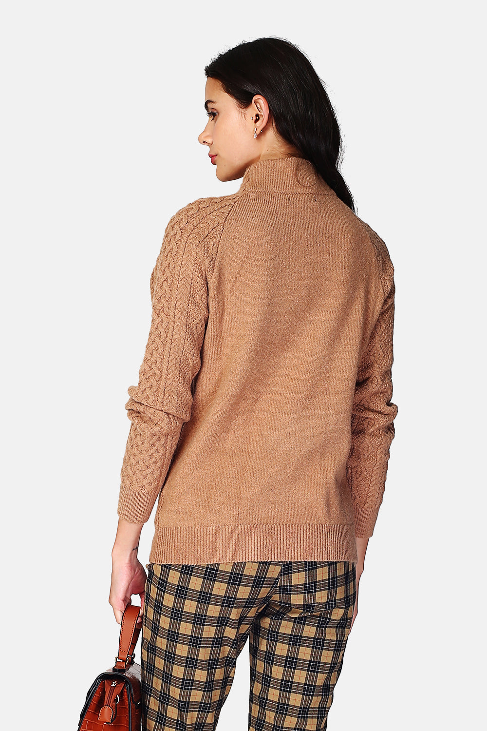 Maglione ampio con scollo rotondo e maniche lunghe leggermente a sbuffo con abbottonatura sul fondo della manica Cammello