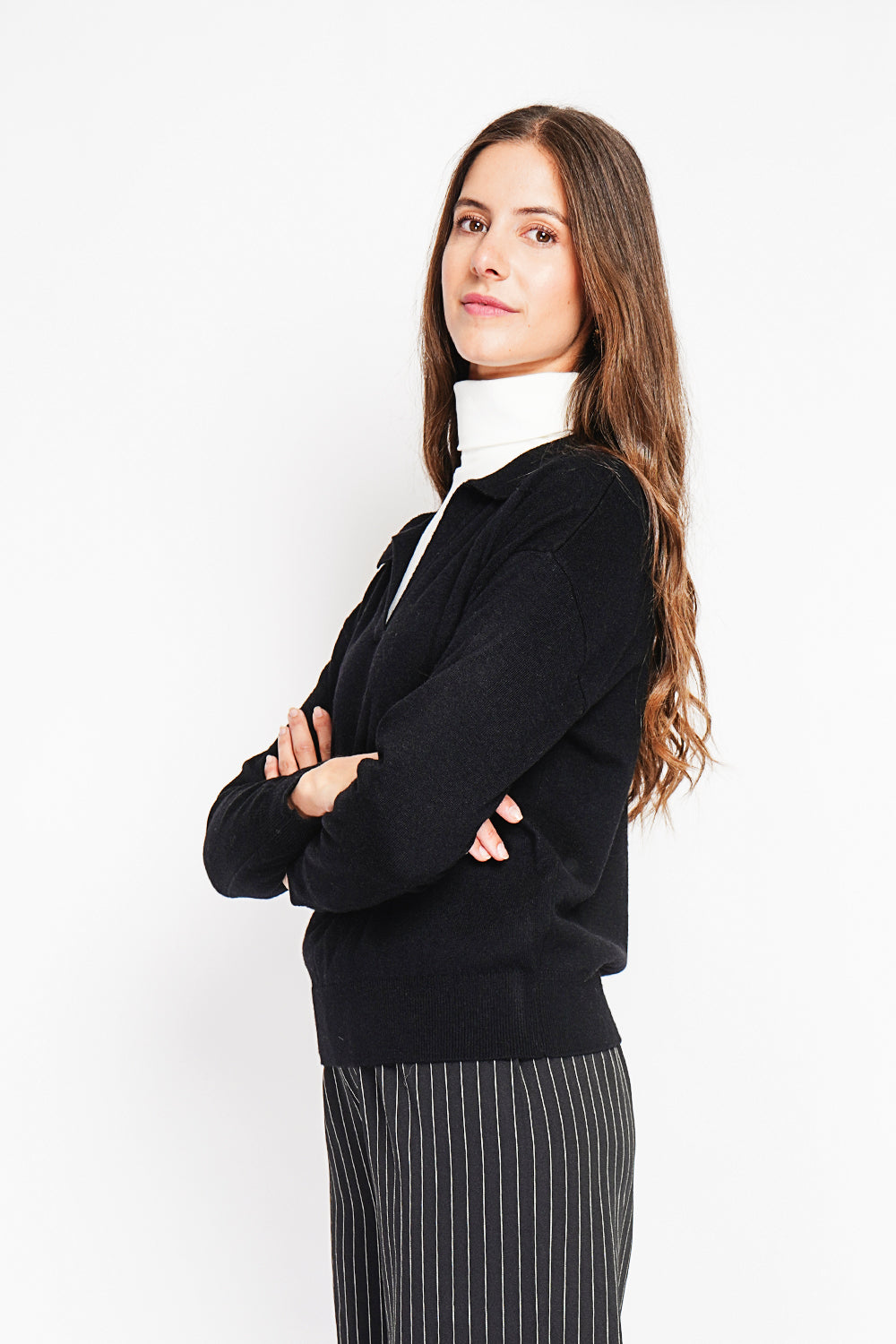 Maglione polo con scollo a V, bordi a coste, vestibilità oversize con maniche lunghe. Nero