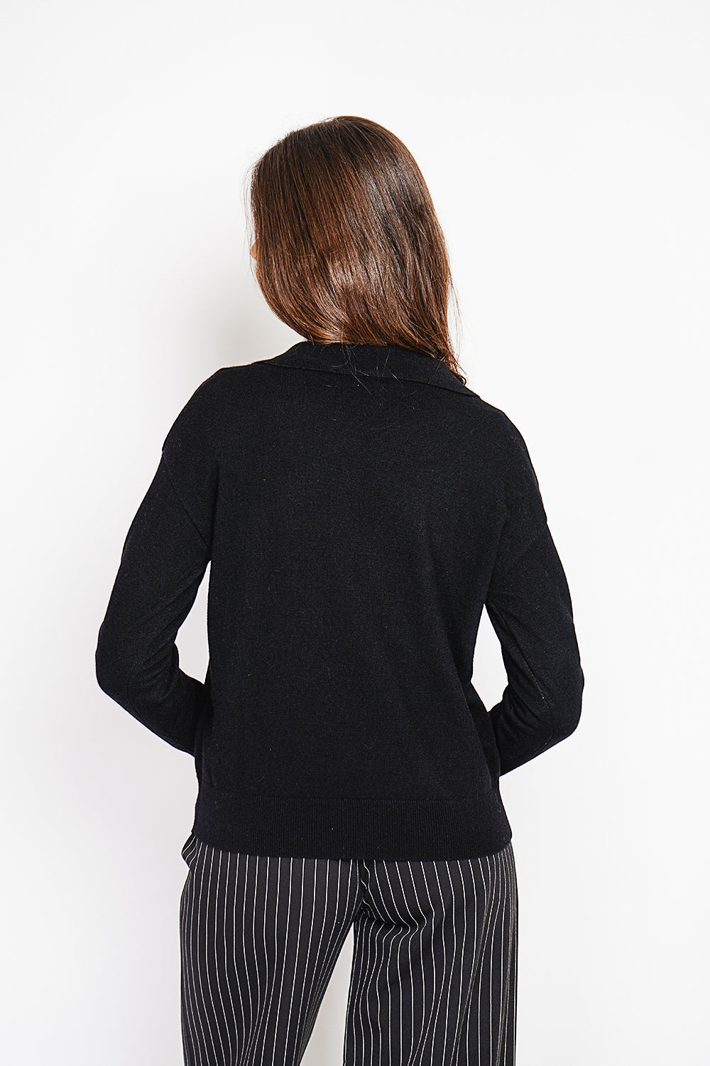 Maglione polo con scollo a V, bordi a coste, vestibilità oversize con maniche lunghe. Nero