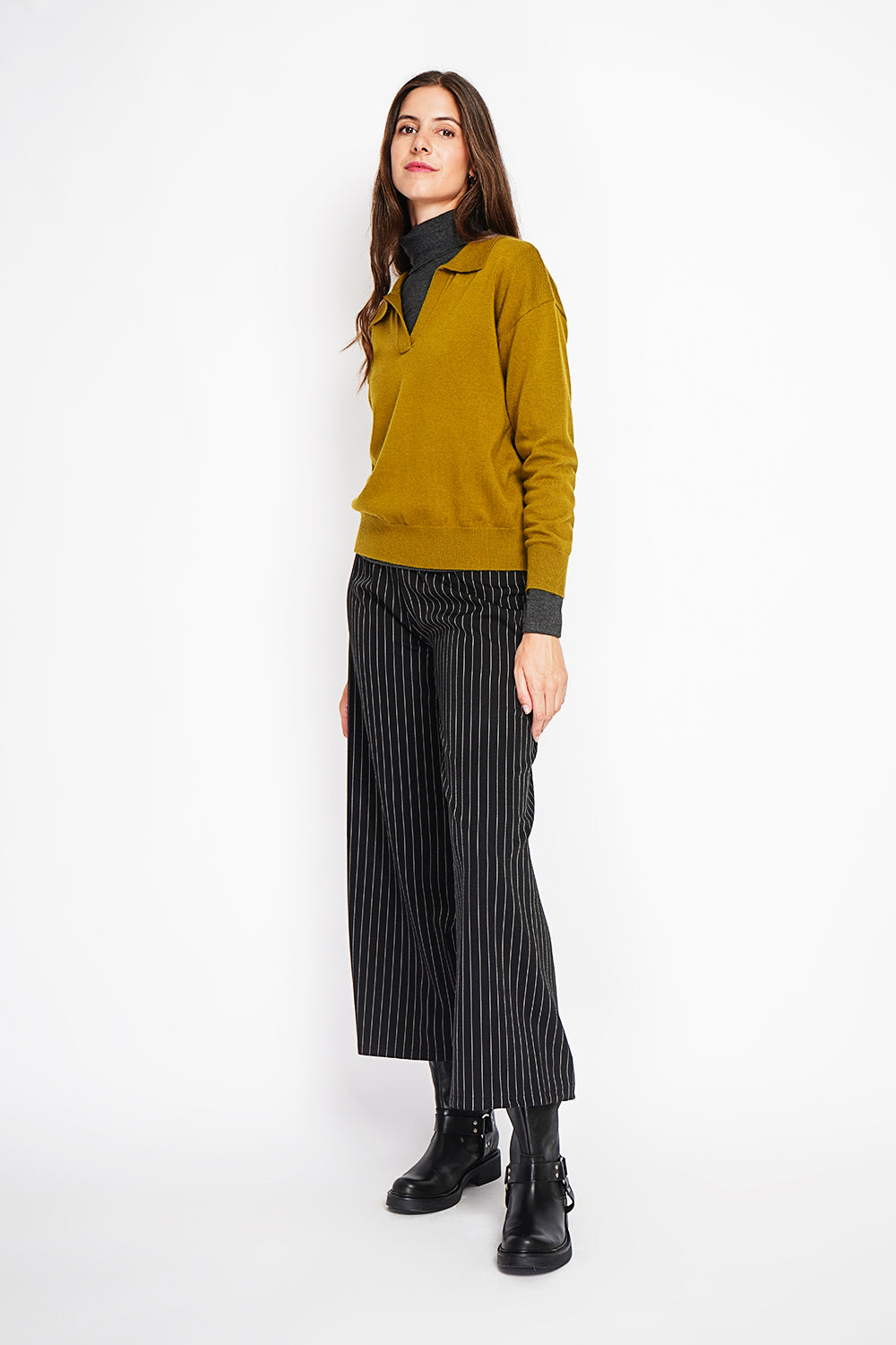 Maglione polo con scollo a V, bordi a coste, vestibilità oversize con maniche lunghe. Verde Oliva