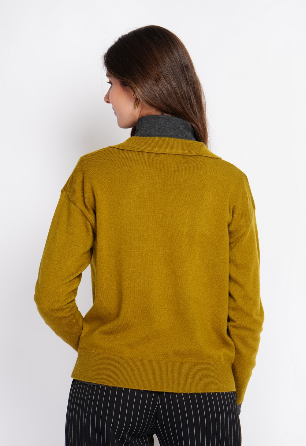 Maglione polo con scollo a V, bordi a coste, vestibilità oversize con maniche lunghe. Verde Oliva