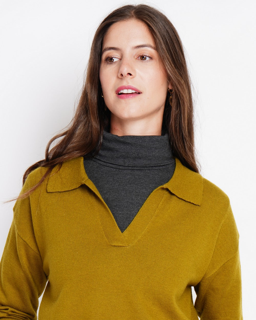 Maglione polo con scollo a V, bordi a coste, vestibilità oversize con maniche lunghe. Verde Oliva