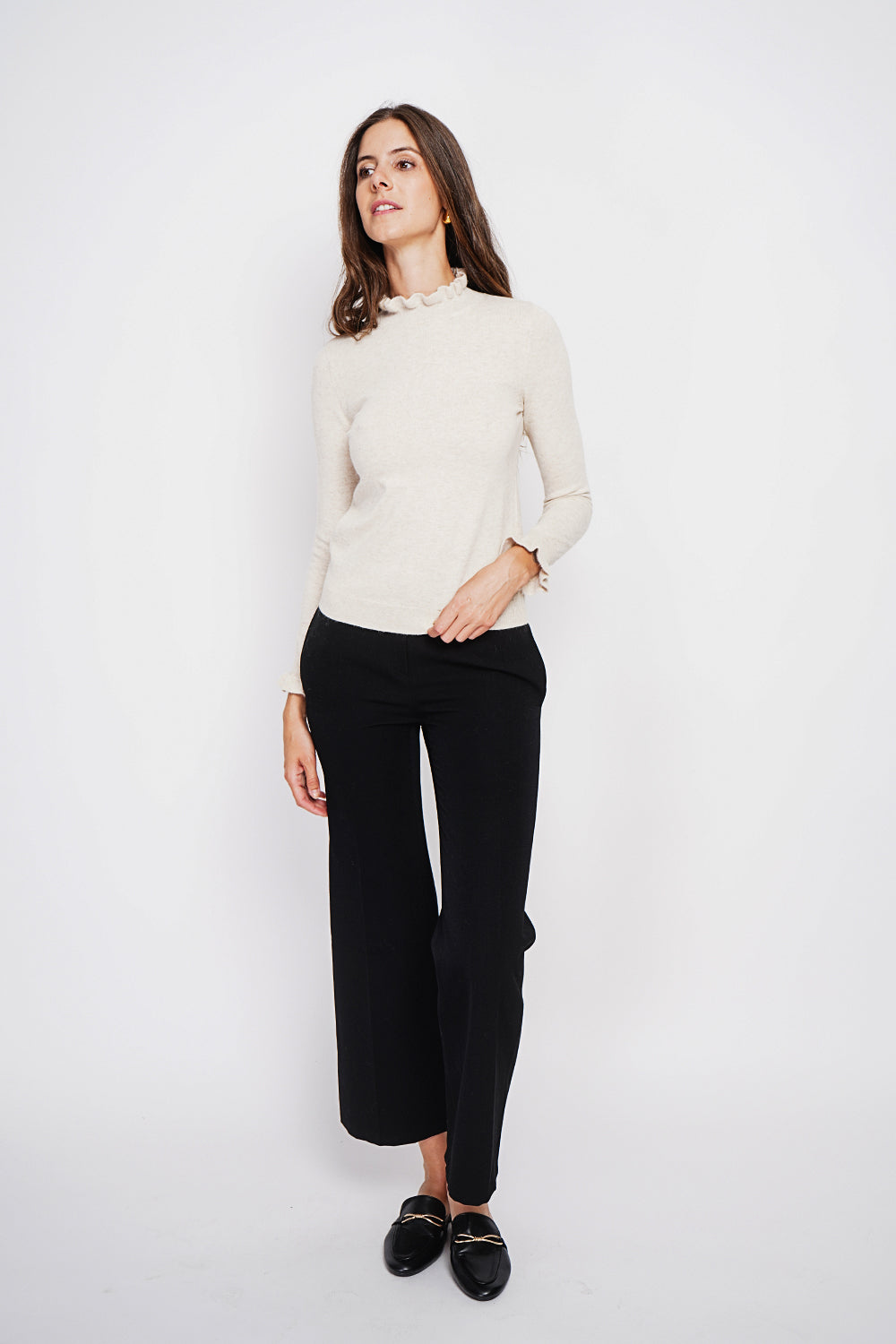 Maglione a collo alto con volant e maniche lunghe con volant Crema