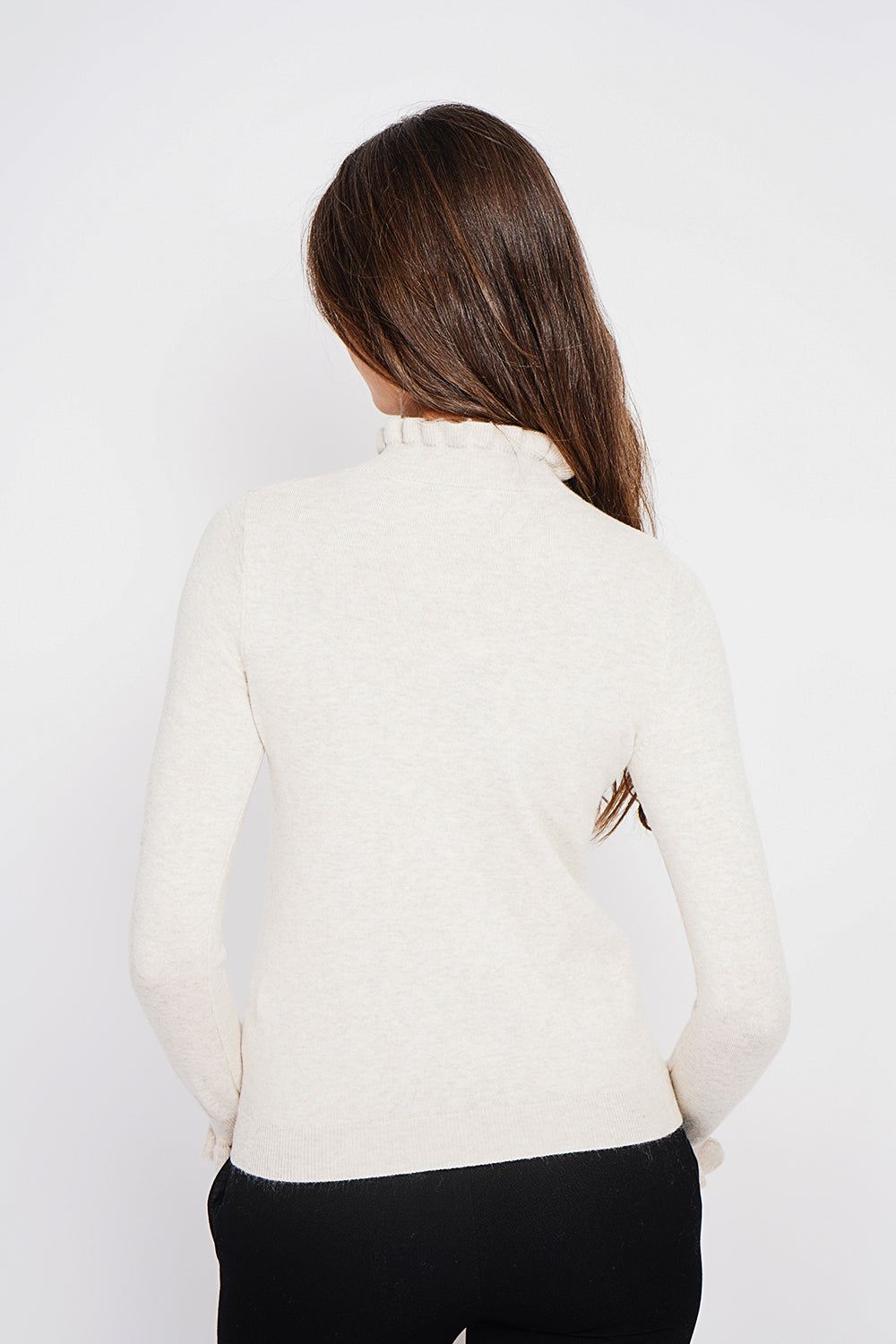 Maglione a collo alto con volant e maniche lunghe con volant Crema
