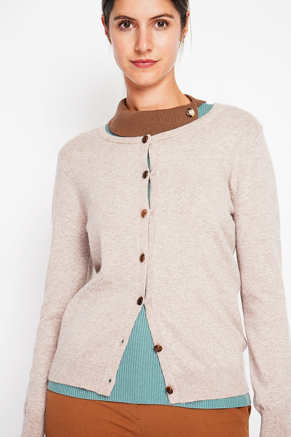 Elegante gilet girocollo con bottoni e maniche lunghe Deserto