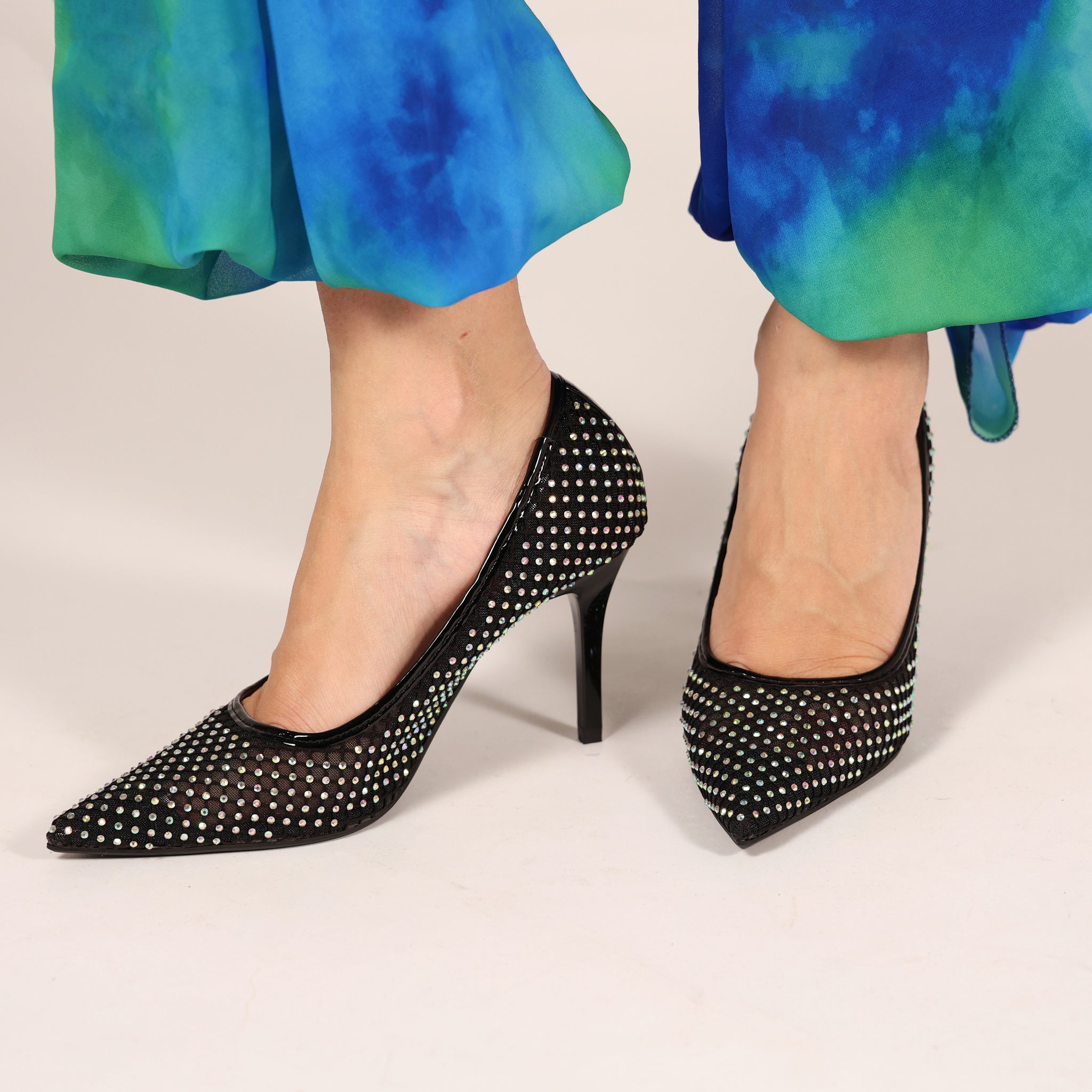 Dècolletè pumps in simil pelle con tomaia bucherellata ricoperta di strass Nero