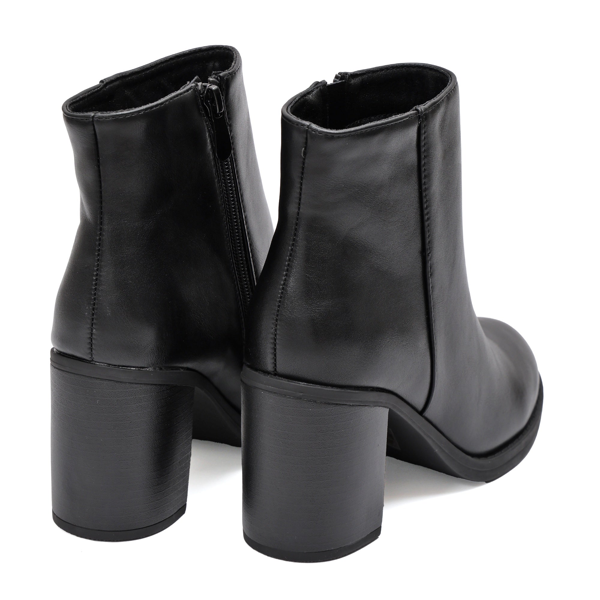 Stivaletto in simil pelle con tacco Nero