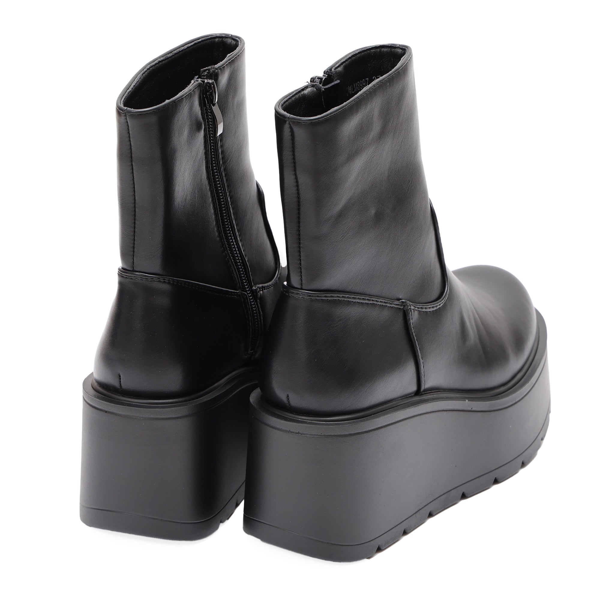 Stivaletto in simil pelle con zeppa Nero