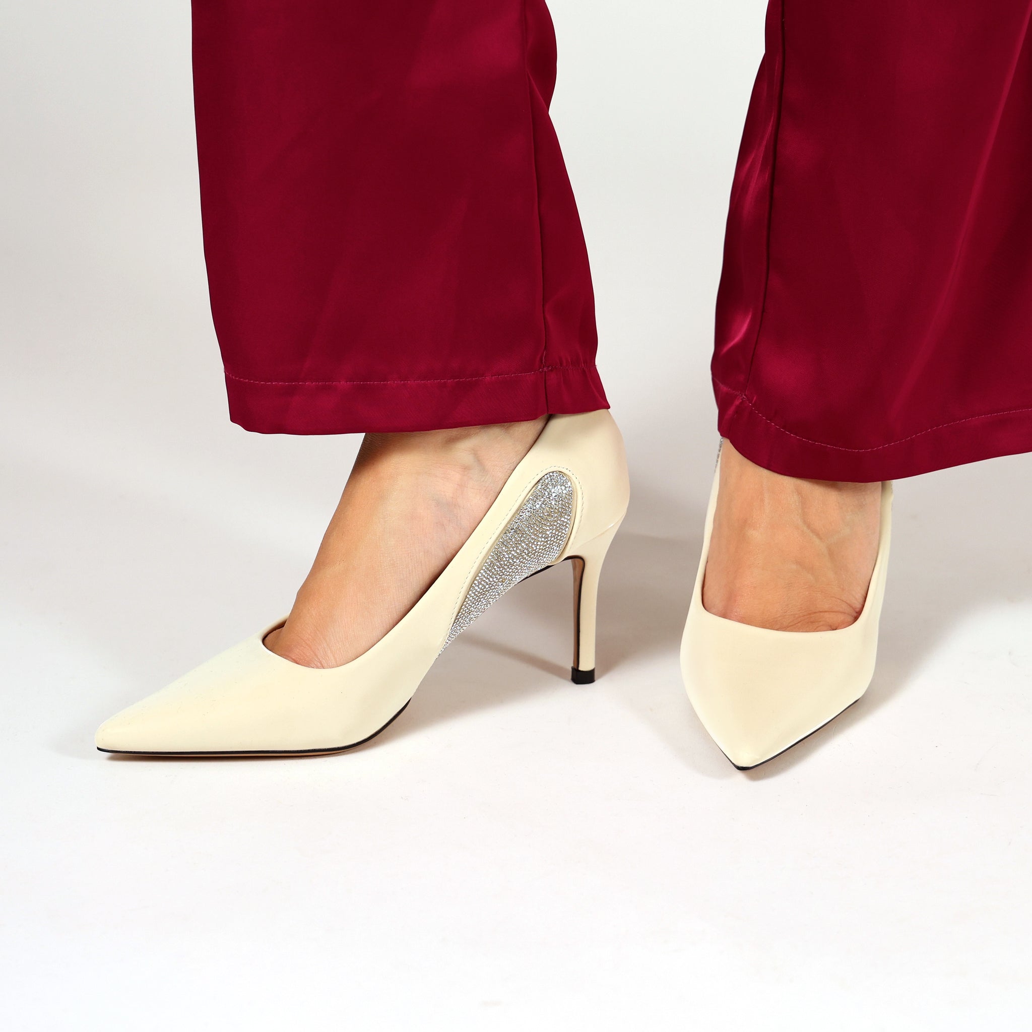 Dècolletè pumps in simil pelle verniciata con strass laterali Beige