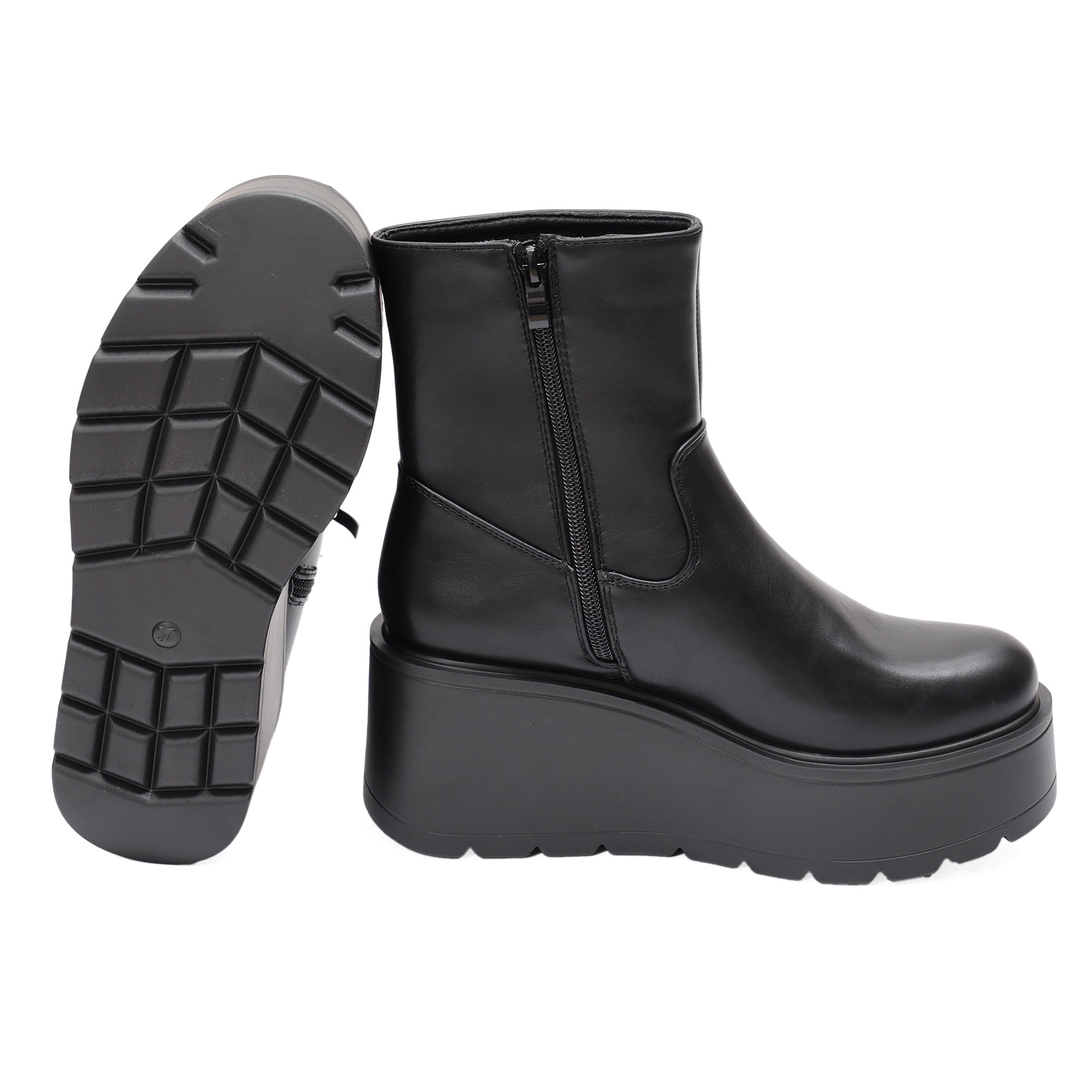 Stivaletto in simil pelle con zeppa Nero