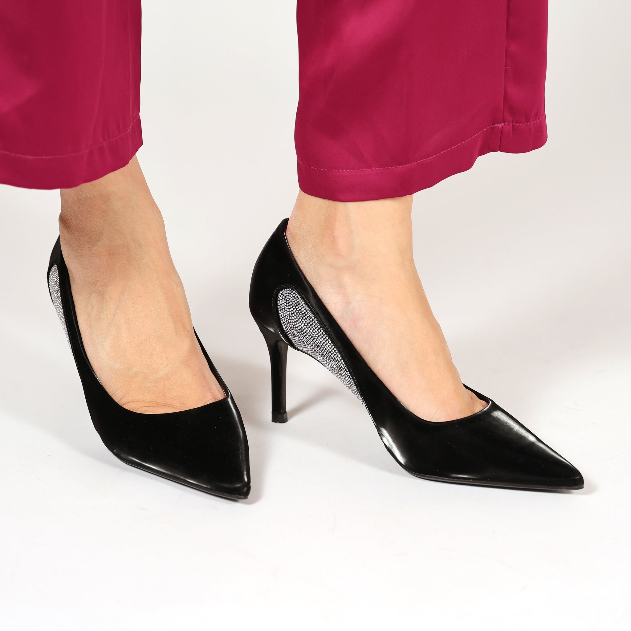 Dècolletè pumps in simil pelle verniciata con strass laterali Nero