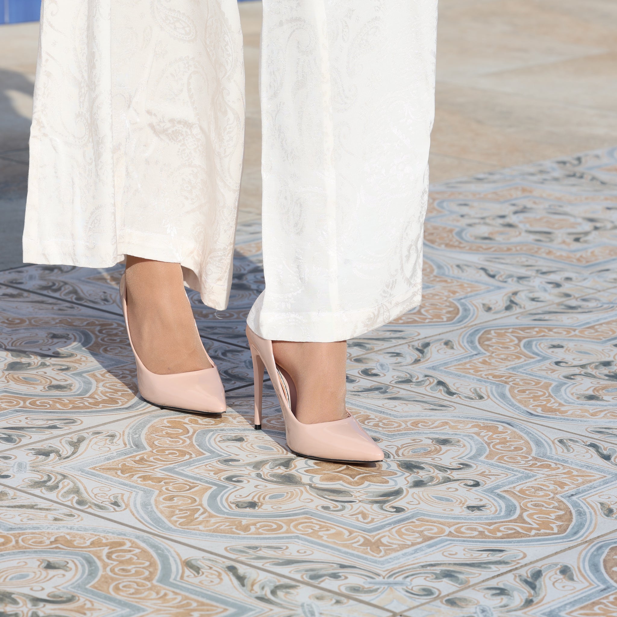 Dècolletè pumps in simil pelle verniciata con tacco a spillo Beige