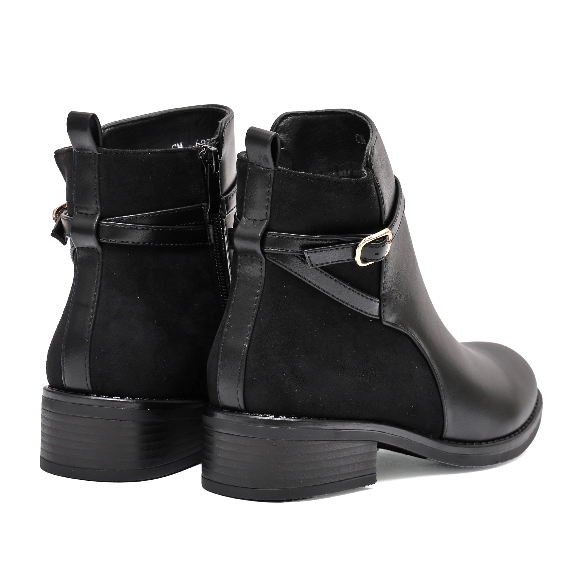 Stivaletto in simil pelle con fibbia dorata Nero