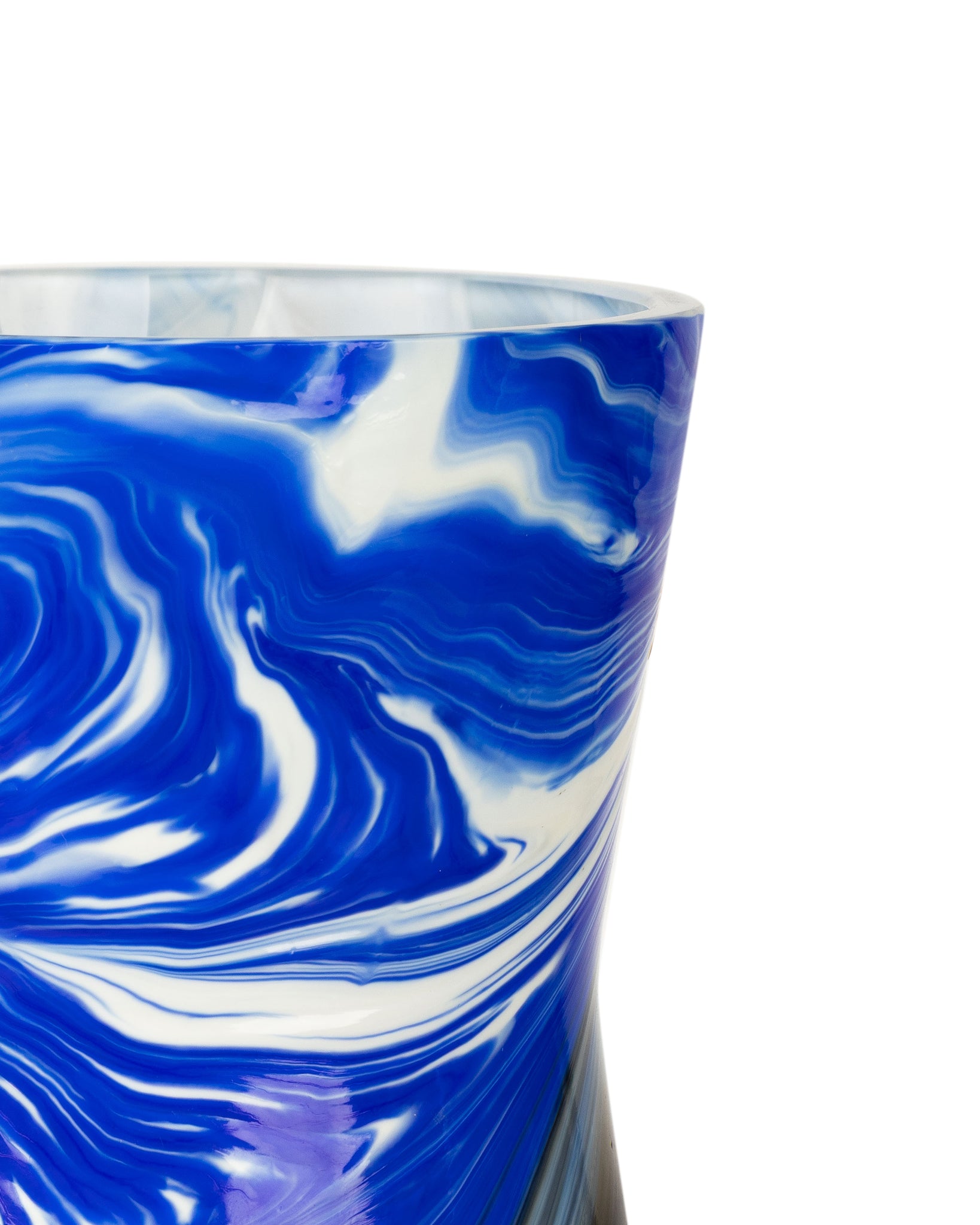 Caraffa blu, marrone e bianca