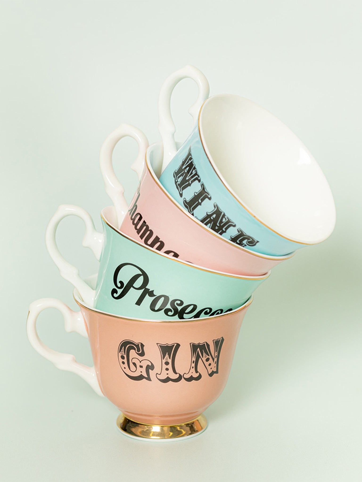 Tazza da tè e piattino con scritta Vino