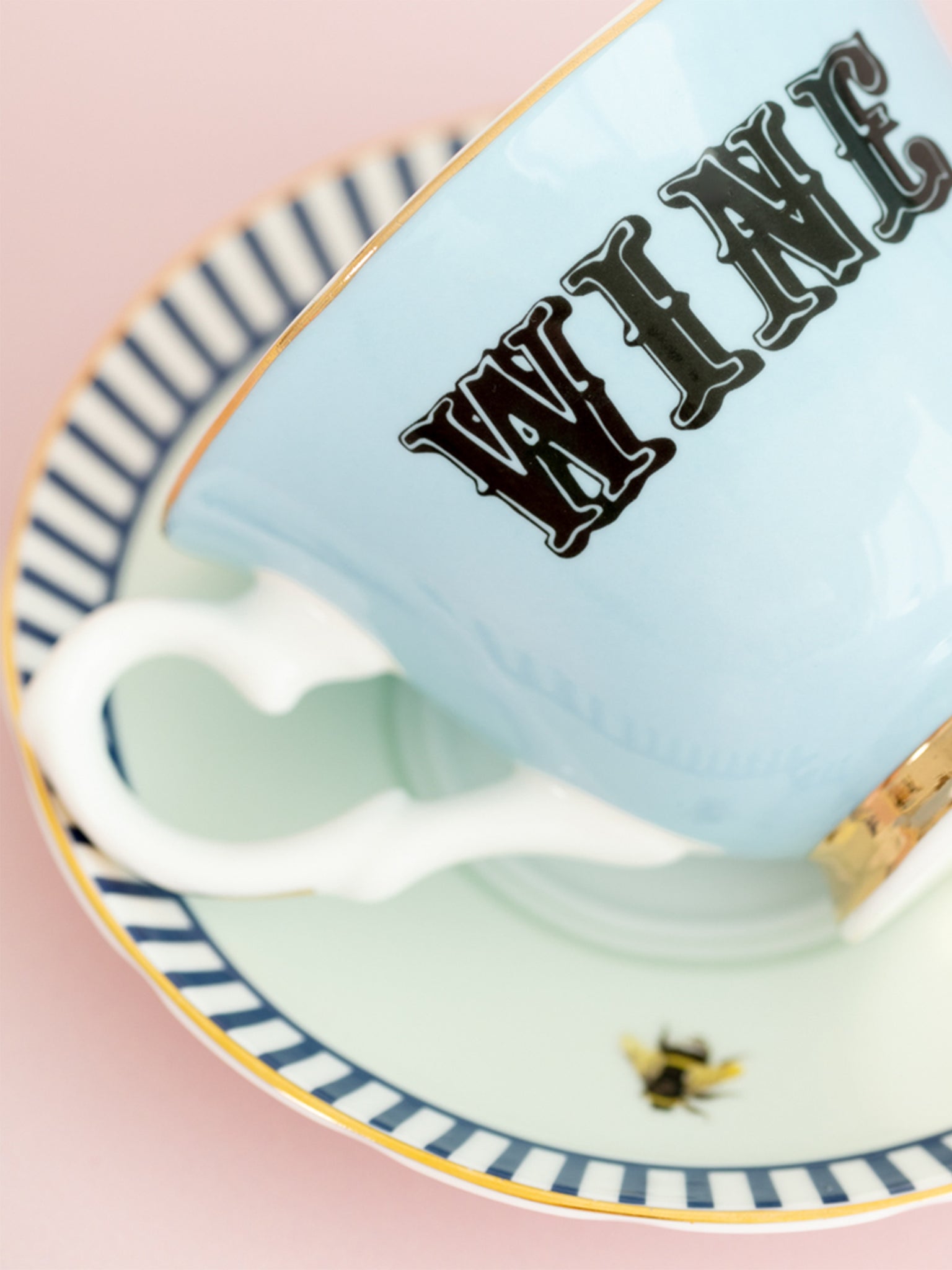 Tazza da tè e piattino con scritta Vino