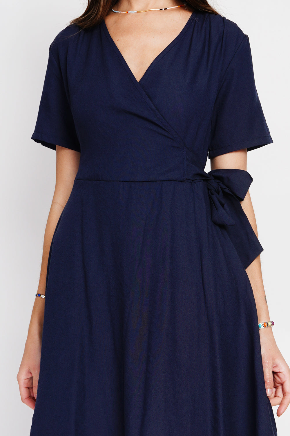 Abito avvolgente con cintura e maniche lunghe Blu navy