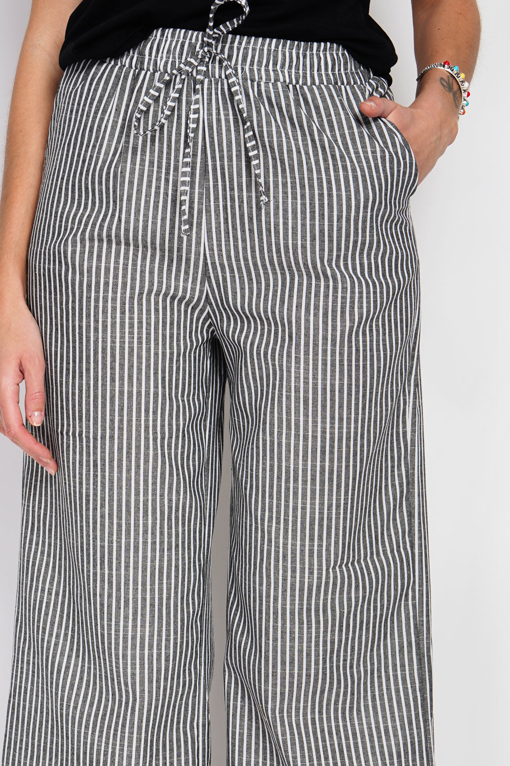 Pantaloni a righe a vita alta con coulisse e tasche Nero